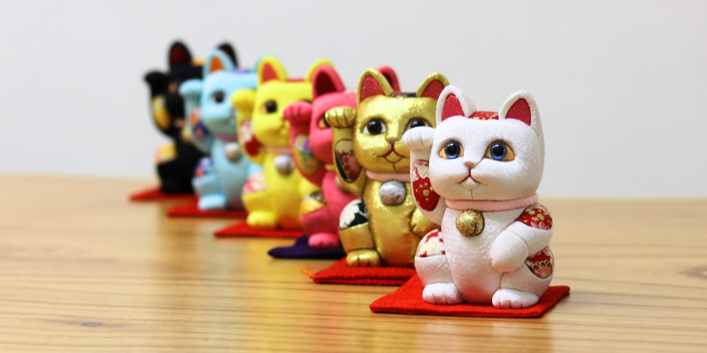 招き猫の意味と歴史:右手・左手、色の違いを解説!幸運を呼び込む選び方とは?