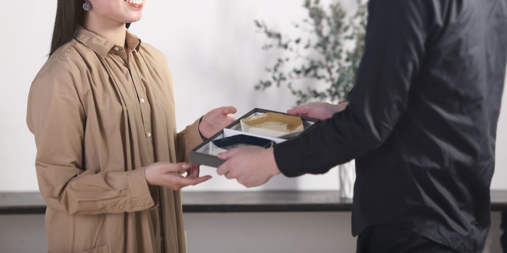 退職・昇進・節目に、なぜ贈り物が必要なのか