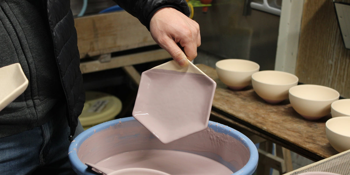 瀬戸焼入門】「やきものの町」瀬戸の魅力とは？〜瀬戸染付焼とその特徴 