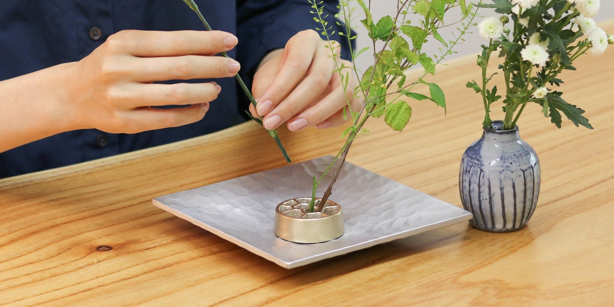 「針のない剣山」の使い方と選び方【スタッフが使ってみました】