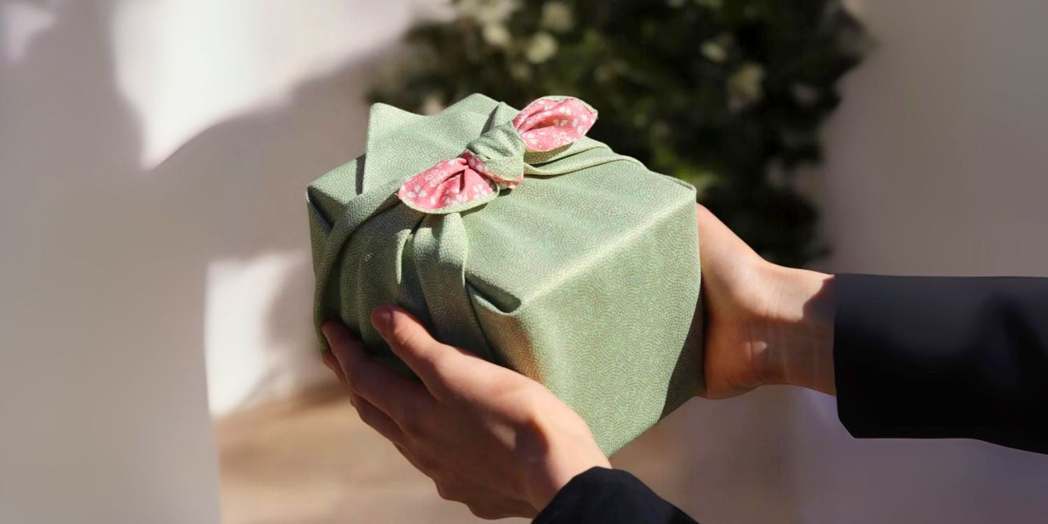 なぜ日本人は贈り物を包むのか|風呂敷と水引