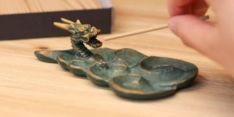 与鹿同春 薫香炉 灰皿 墨盒 置物 香道具 装飾品 工芸品 銅器 2023-14．須賀月真 蝋型香炉 波千鳥 - 高岡銅器展示館
