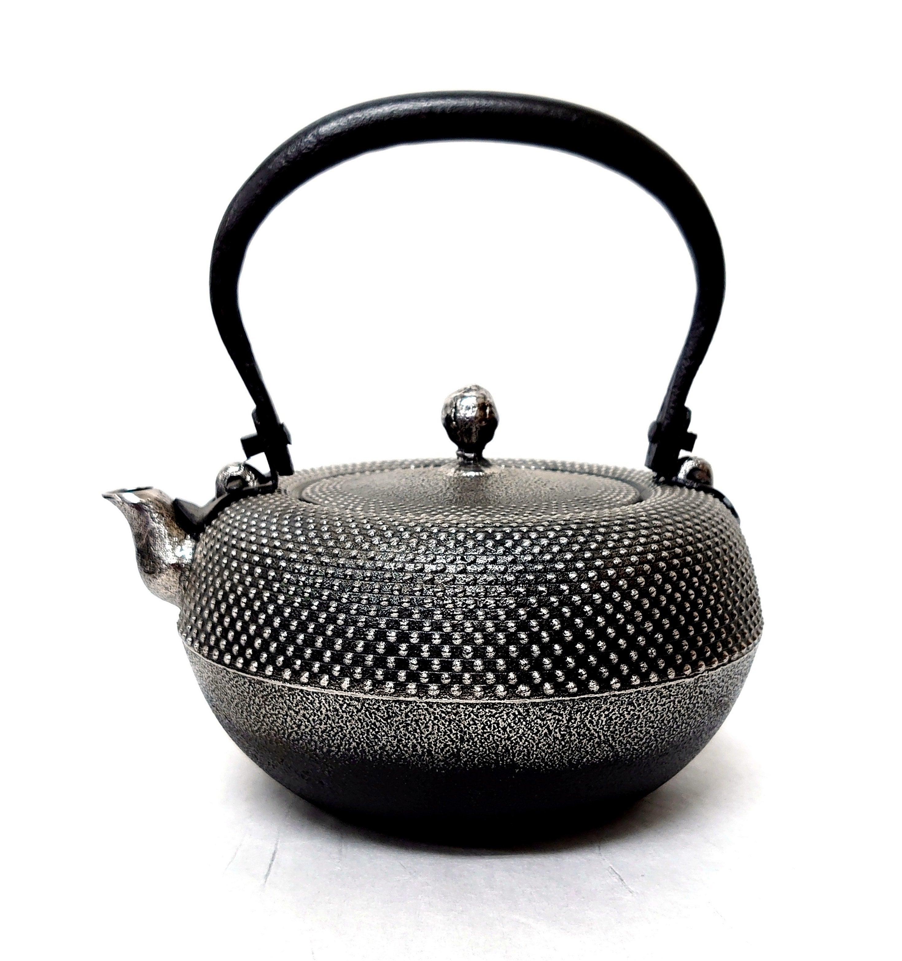 南部鉄器 砂鉄製鉄瓶 | 鉄鉢型 霰 | 0.9L | 薫山工房