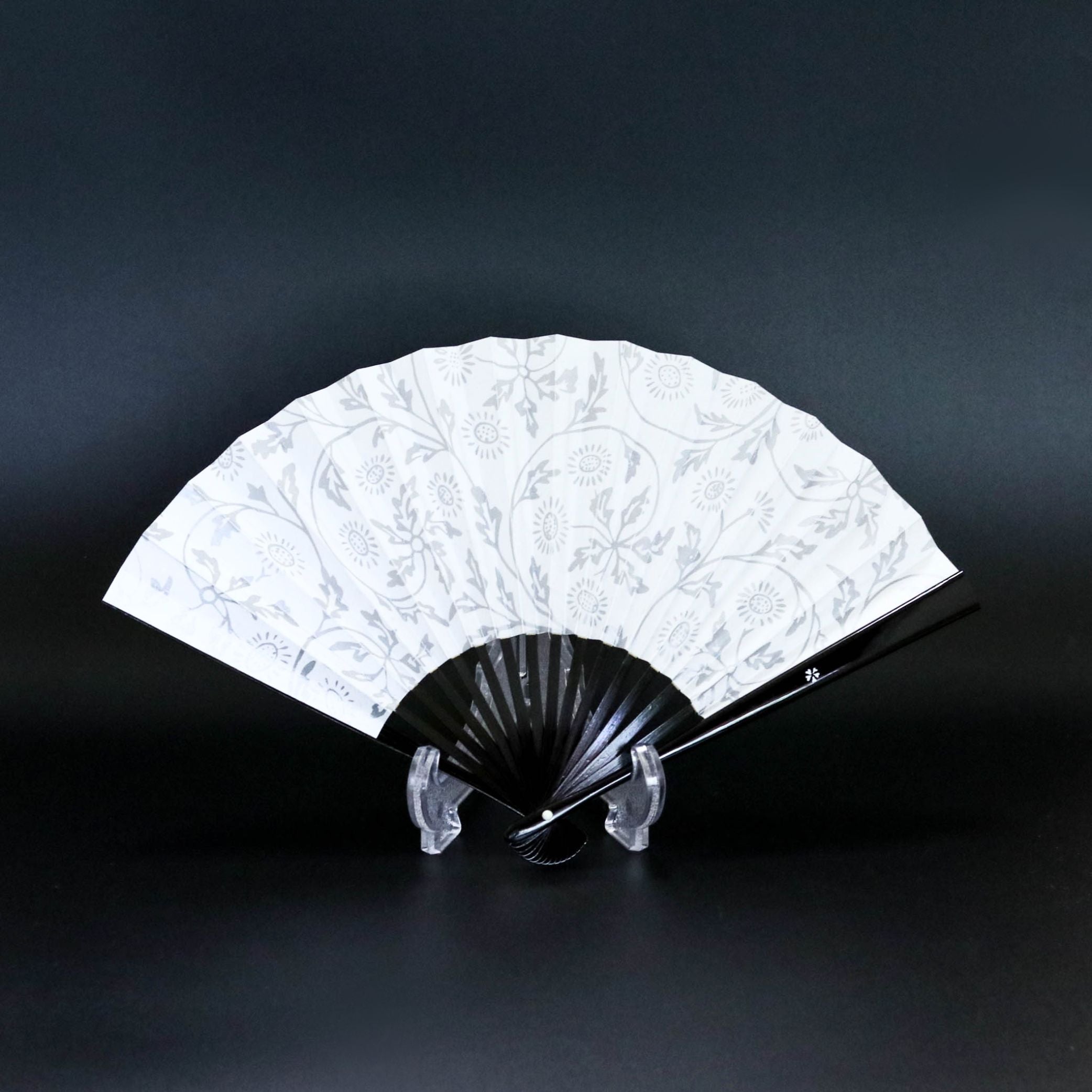 江戸扇子 | 菊唐草 銀  | 女持 黒塗P | 雲錦堂 深津扇子店