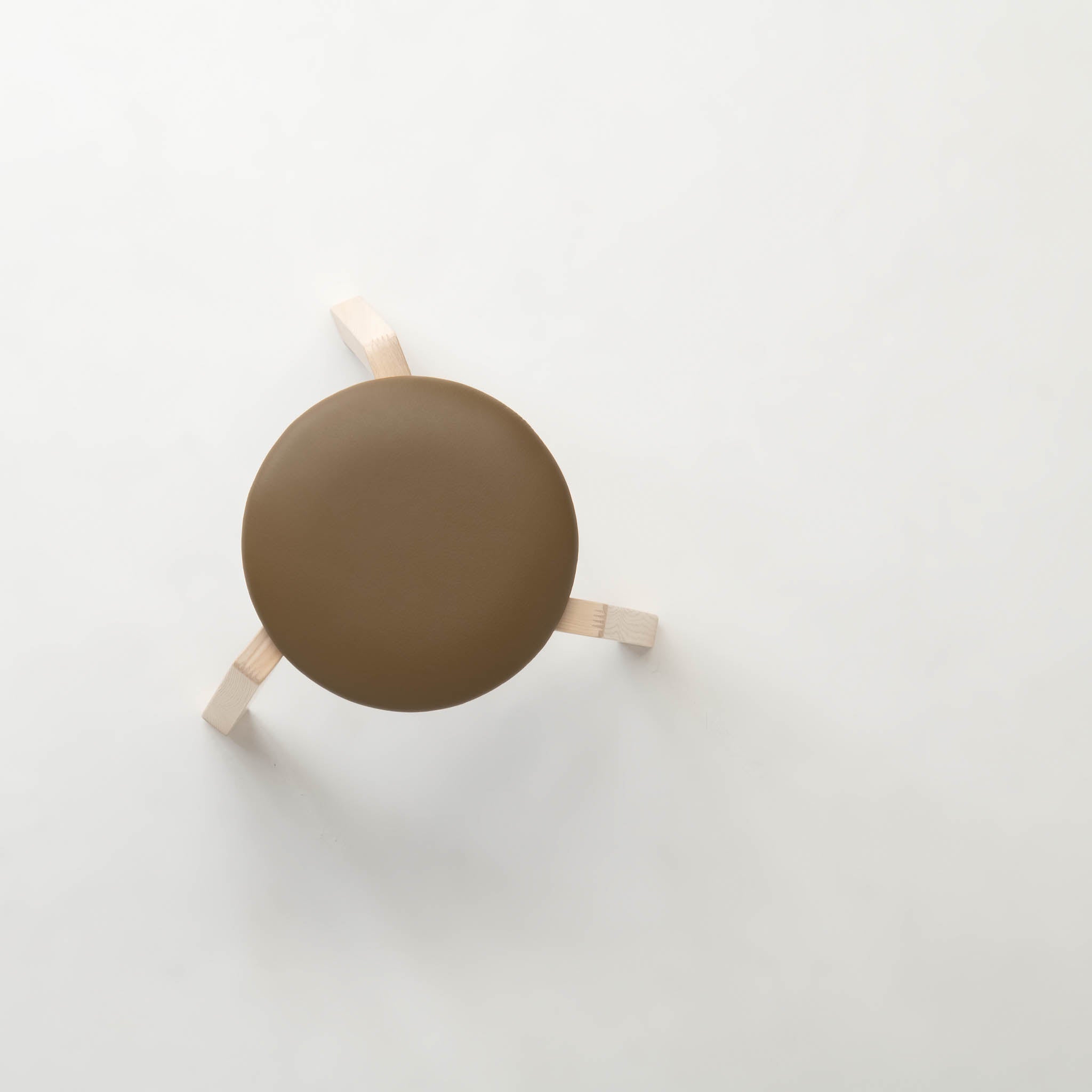 旭川家具 スツール | Stacking Stool 02 センの木 | 革座 ダークブラウン | 大雪木工