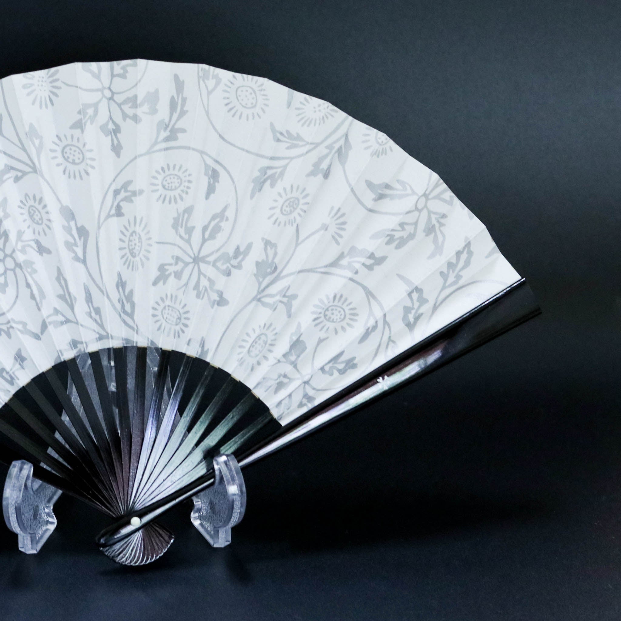 江戸扇子 | 菊唐草 銀  | 女持 黒塗P | 雲錦堂 深津扇子店