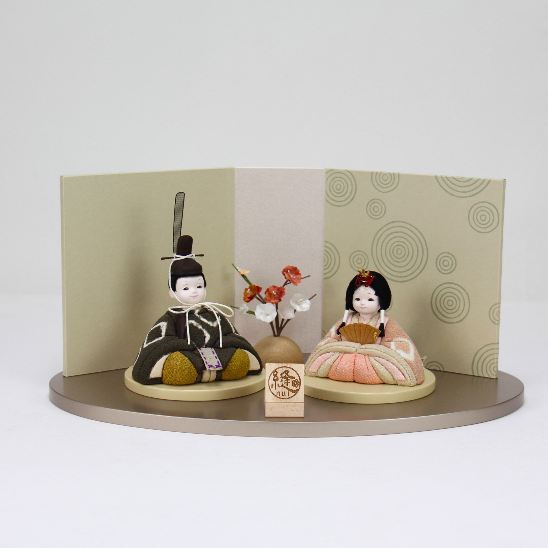 雛人形セット 草木絞り染 | ざくろ × 茜 | 屏風 うずグリーン | 工房 縫nui【26/1/10以降順次配送】