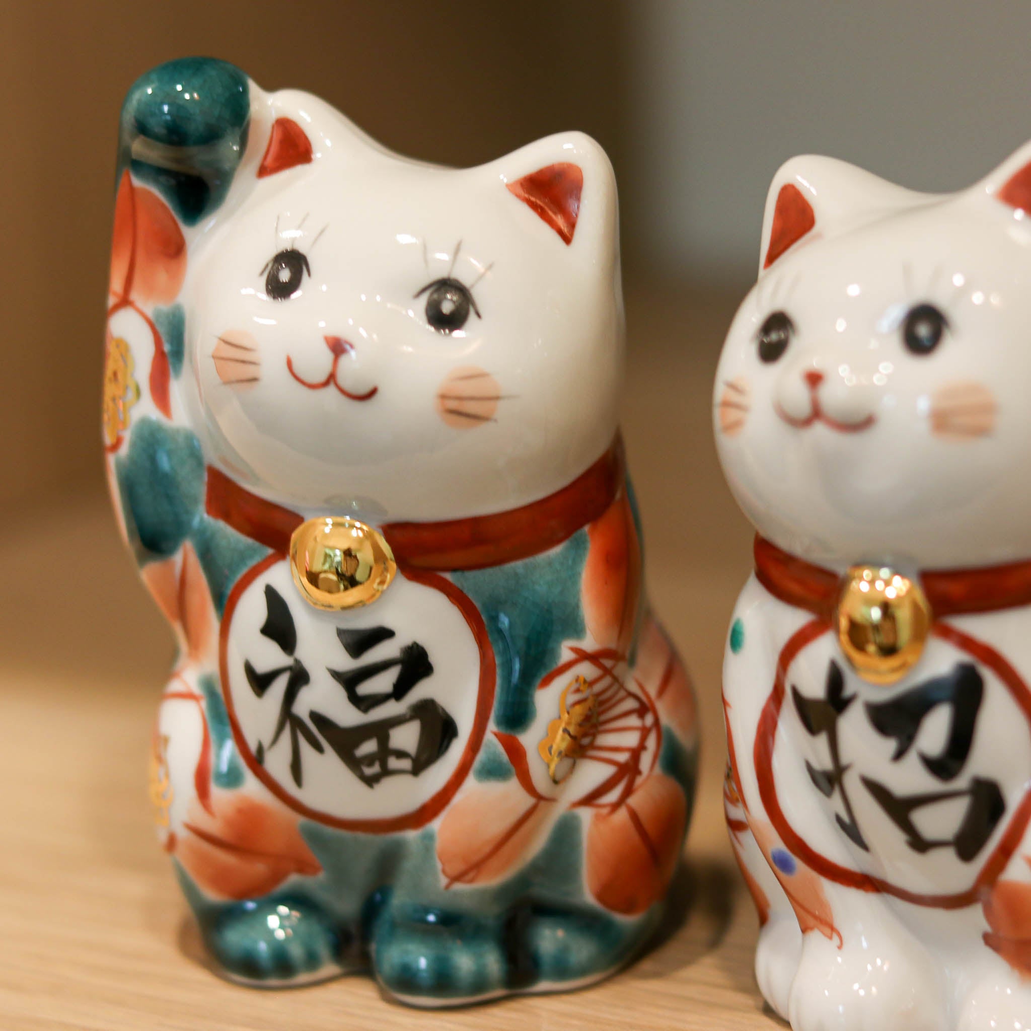 九谷焼 置物 | 招き猫 椿 ペアセット | 釉彩・赤絵 | 虚空蔵窯