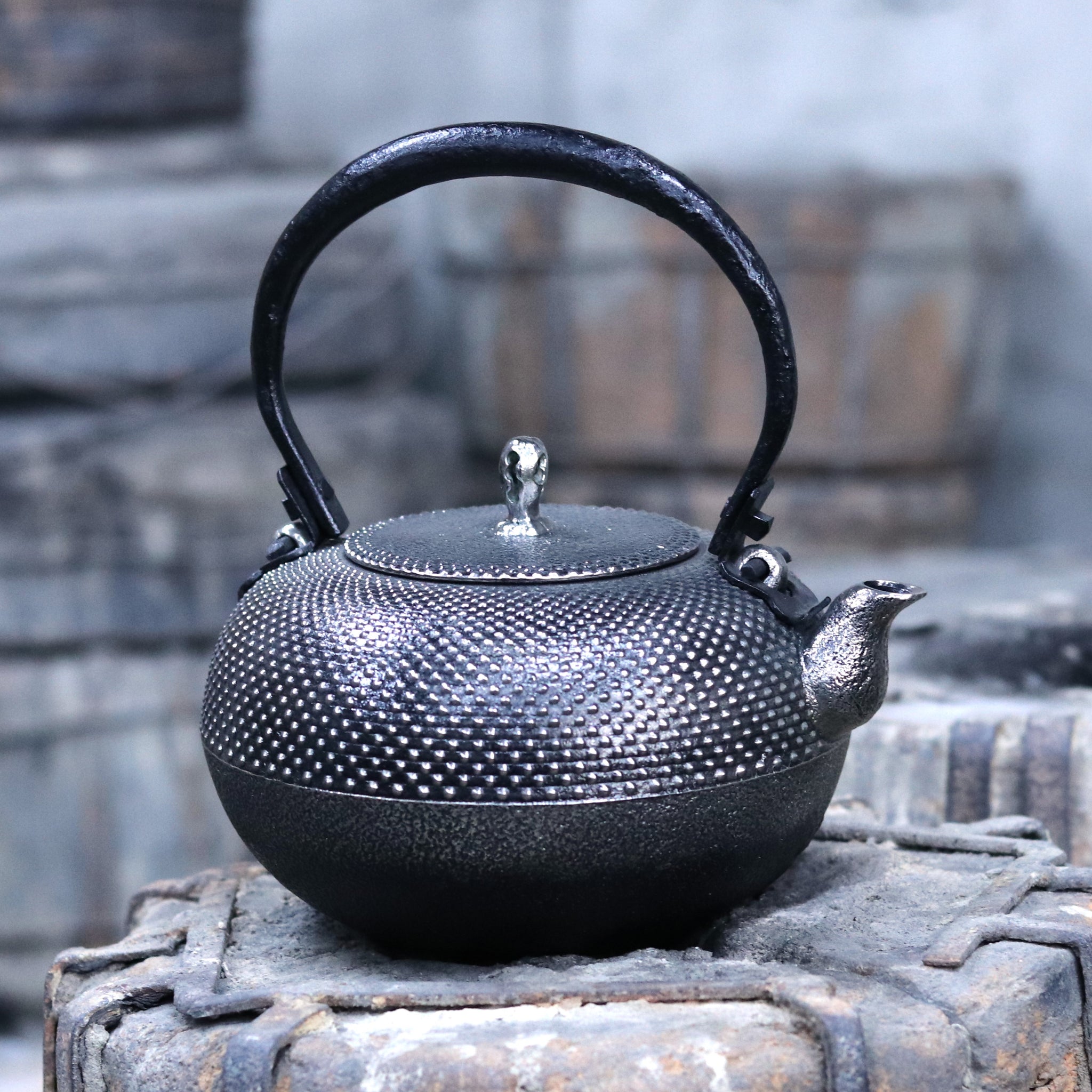 清茂作 砂鉄急須瓶 霰紋玉形鉄瓶 南部鉄瓶 本場盛岡