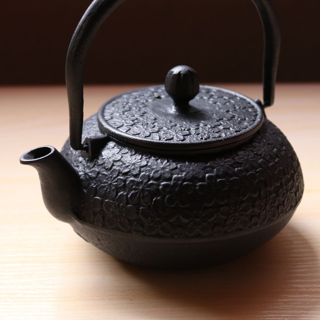 南部鉄器 急須 | さくら | 0.6L 黒 | ロジアソシエイツ