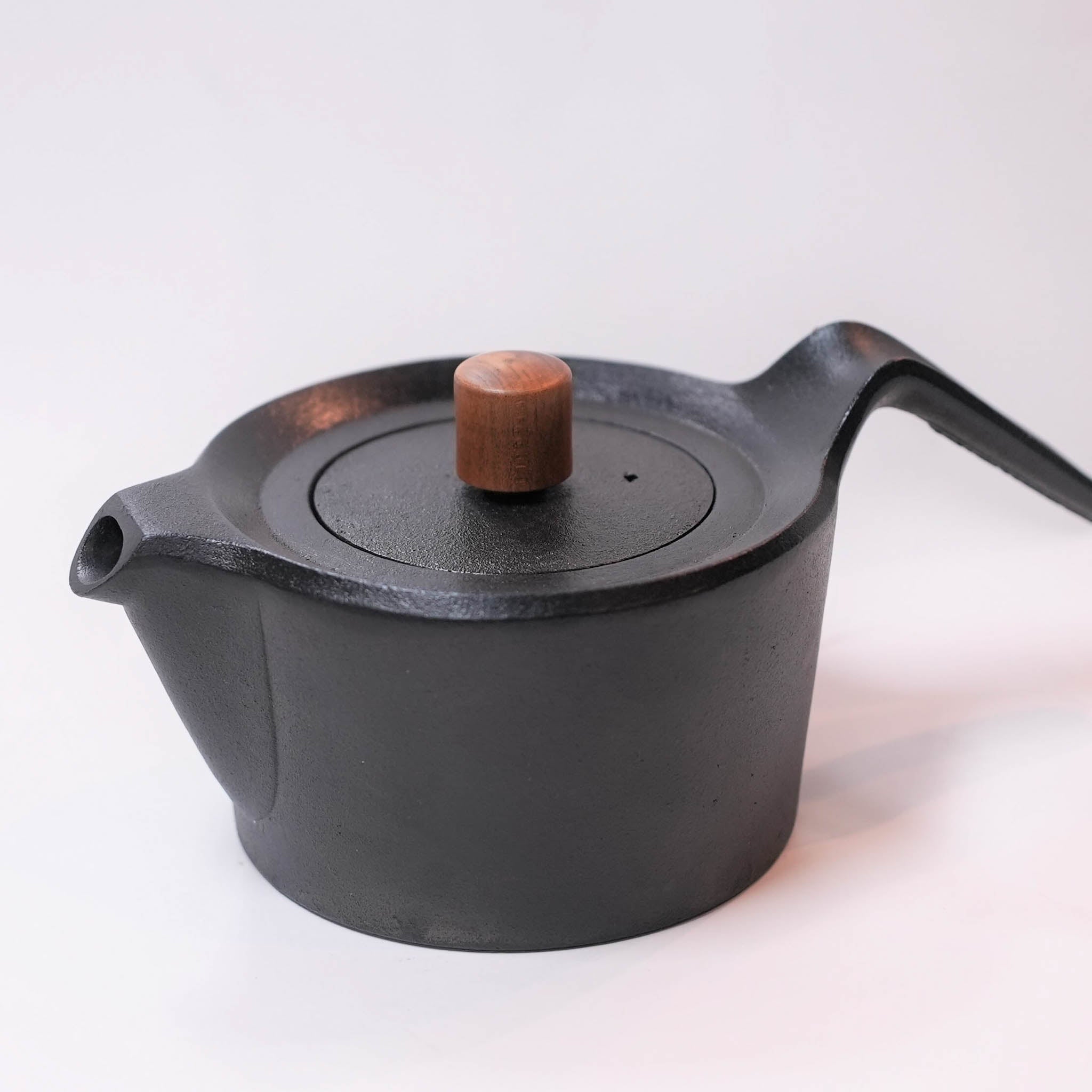 南部鉄器 鉄瓶 | スワローポット 0.6L | 黒 | 及富