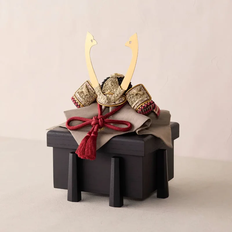 兜飾り | 奉納 | 無双雀 紅梅糸威 1/5スケール | 鈴甲子 雄山【26/1/6以降順次配送】