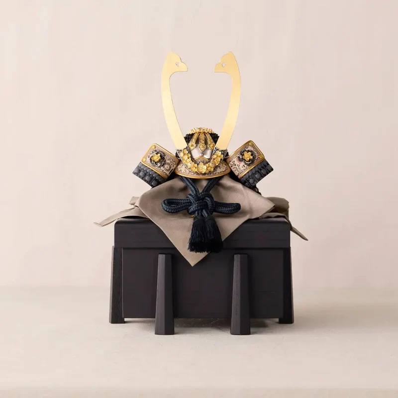 兜飾り付属品（1) 2026年分完売】兜飾り | 天賦之兜 | 夜香桜 1/5スケール | 鈴甲子 雄山