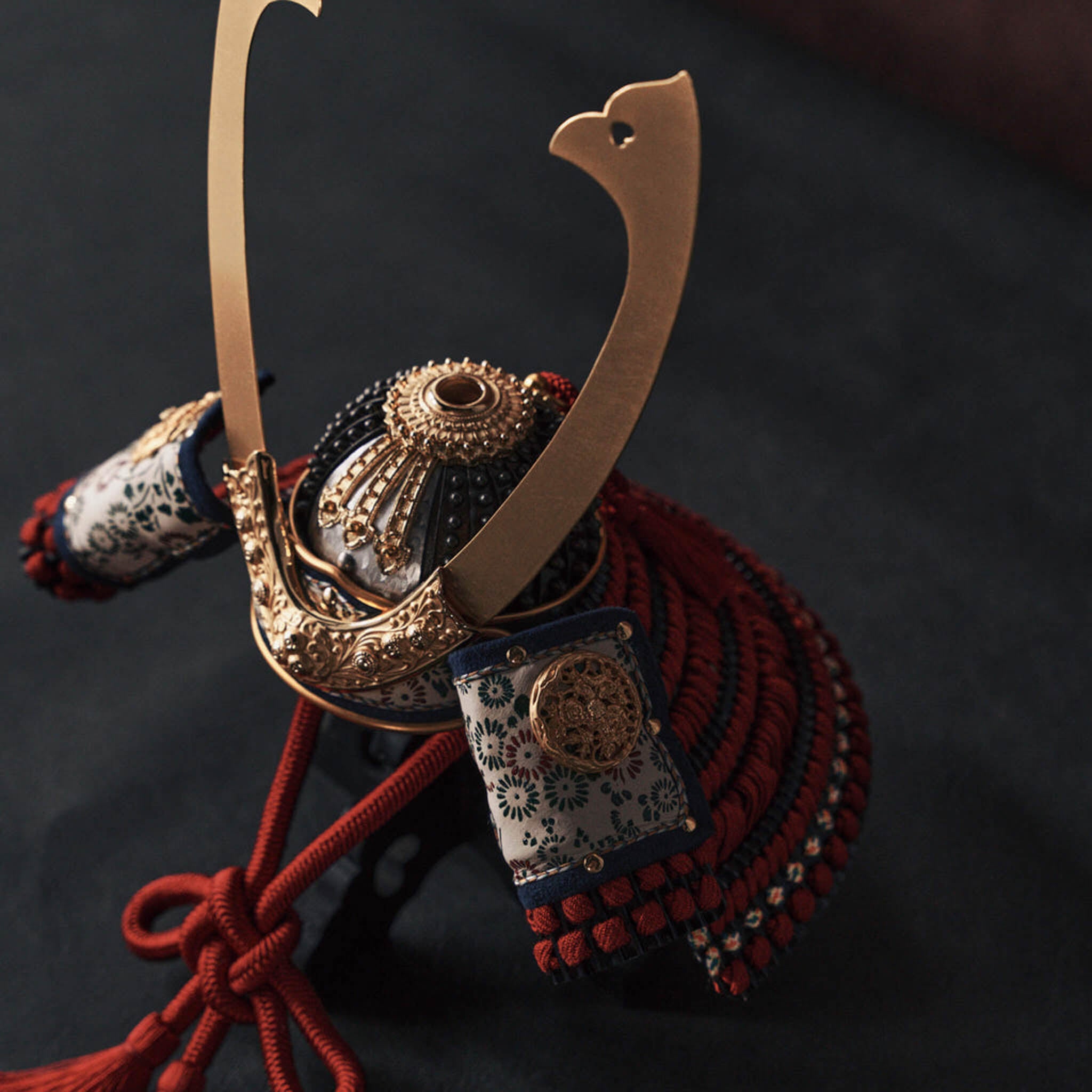 兜飾り | 奉納 暁 | 茜糸威 1/4スケール | 鈴甲子 雄山【26/1/6以降順次配送】