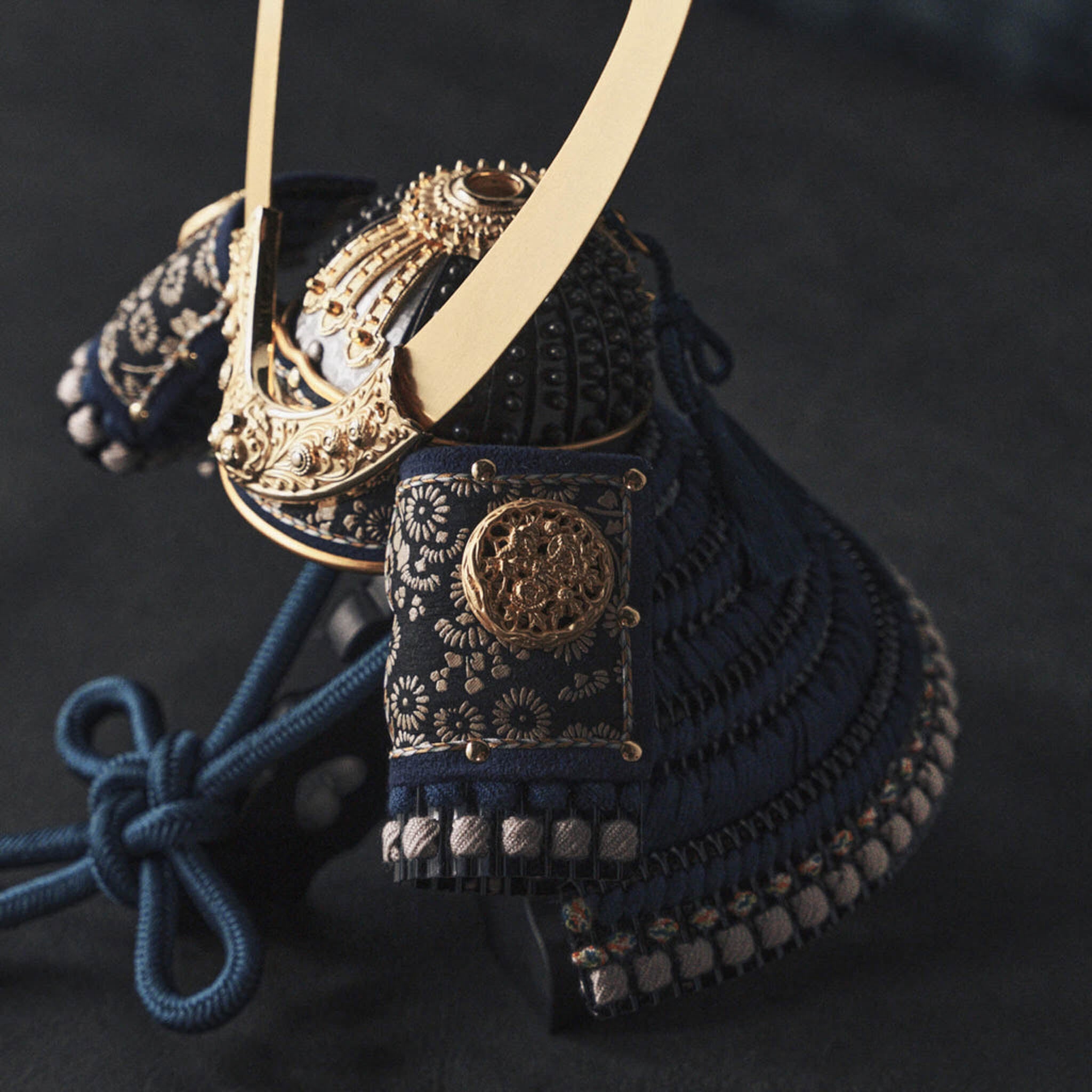 兜飾り | 奉納 暁 | 紺糸威 1/4スケール | 鈴甲子 雄山【26/1/6以降順次配送】