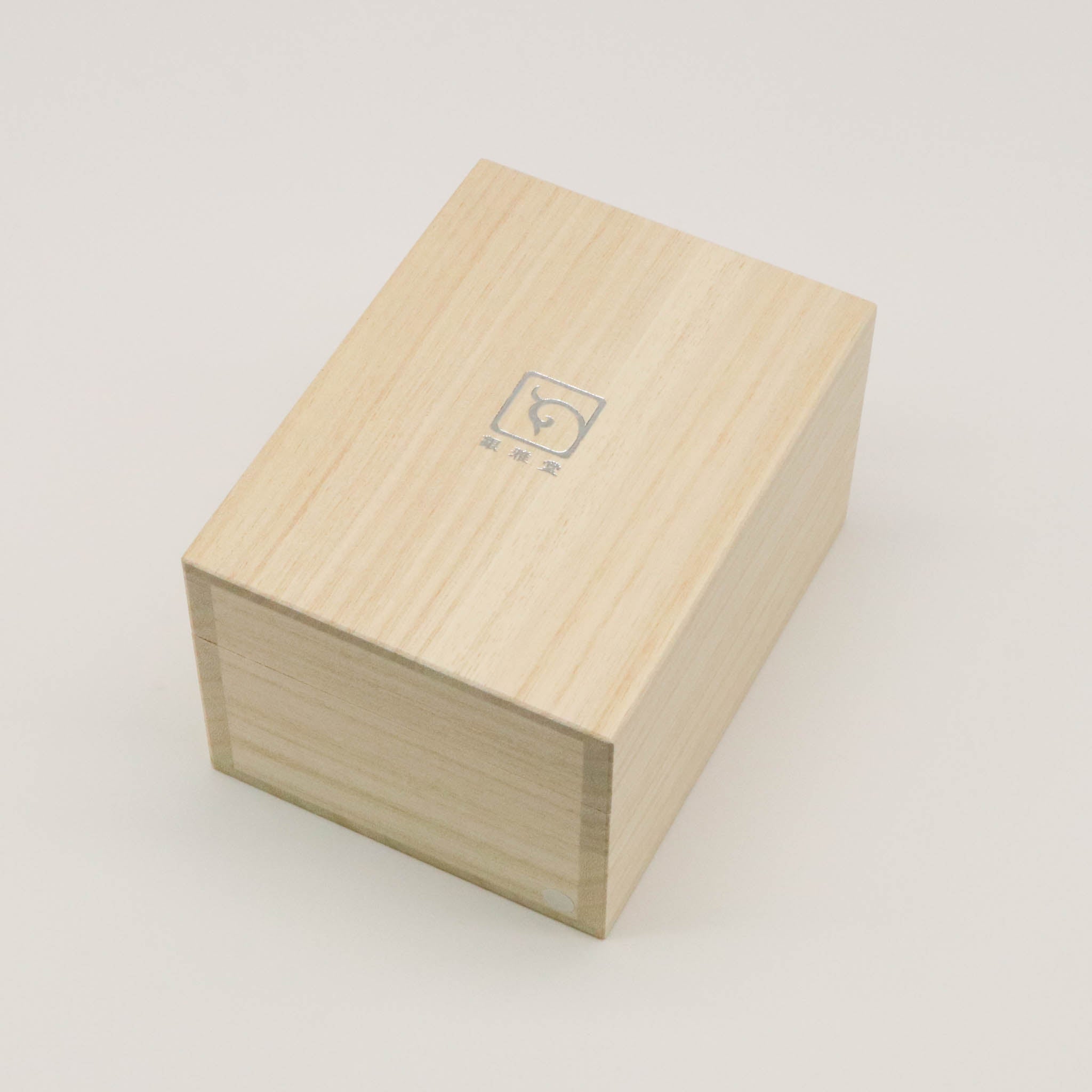 高岡銅器 | 招き猫 | 白漆・金蒔絵仕上げ | 銀雅堂