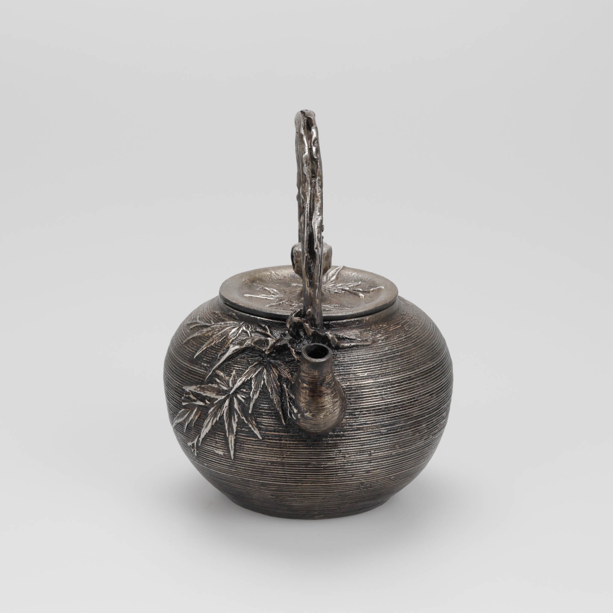 高岡銅器 鉄瓶 | 砂鉄 丸形 | 筋目楓地紋 | 般若鋳造所