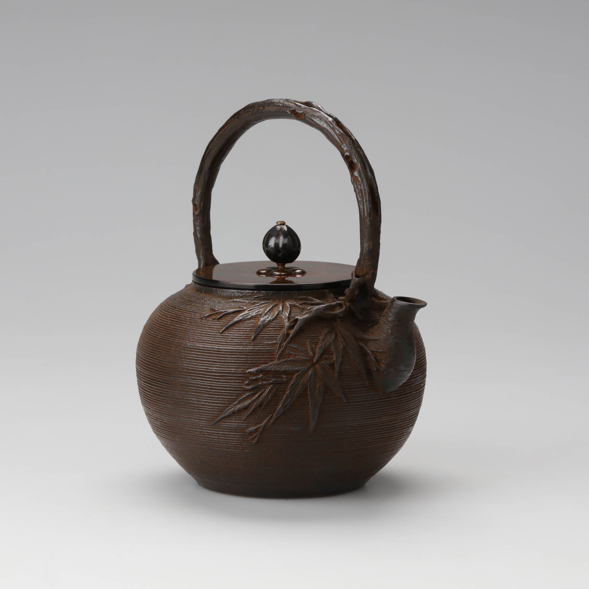 高岡銅器 鉄瓶 | 丸形 | 筋目楓地紋 | 般若鋳造所