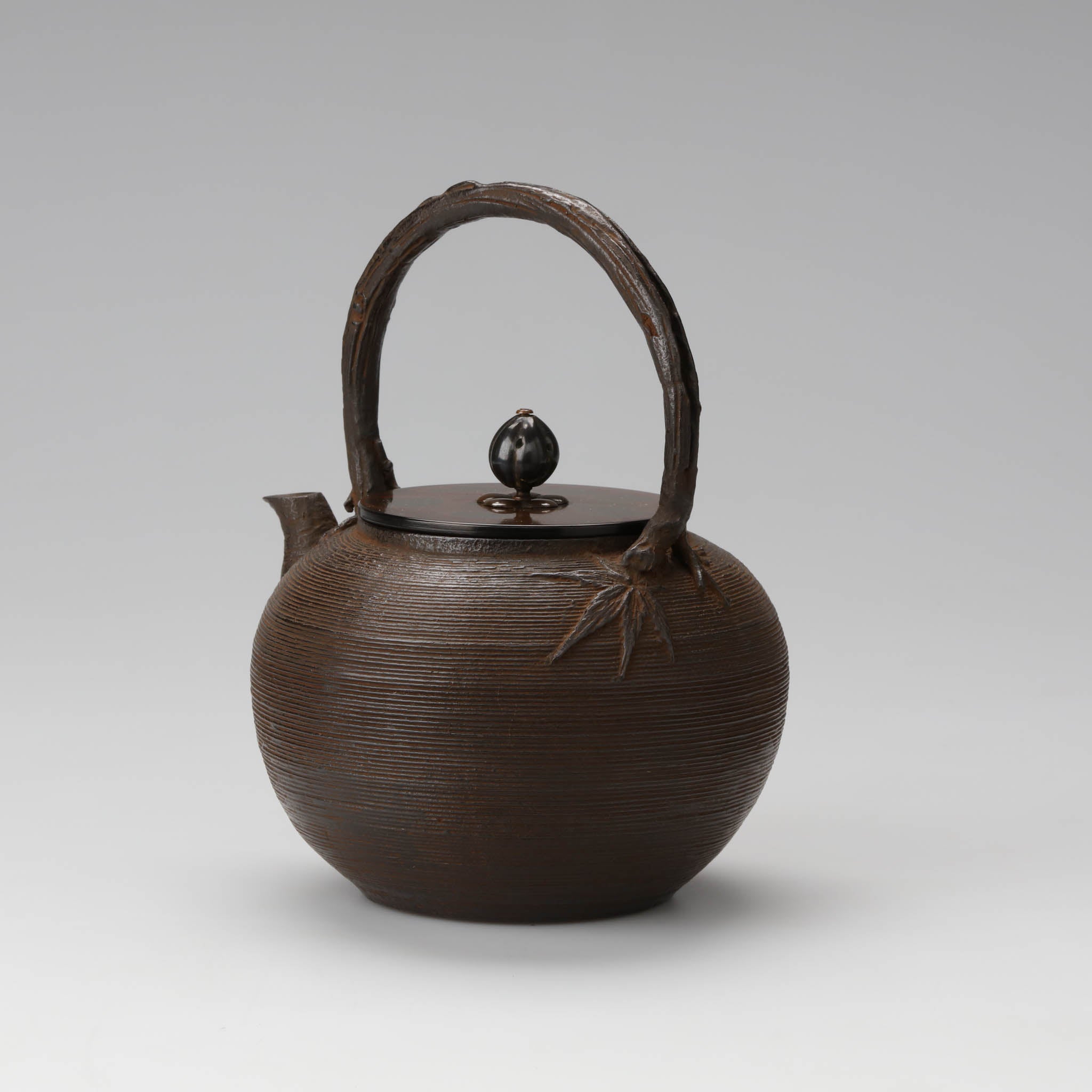 高岡銅器 鉄瓶 | 丸形 | 筋目楓地紋 | 般若鋳造所