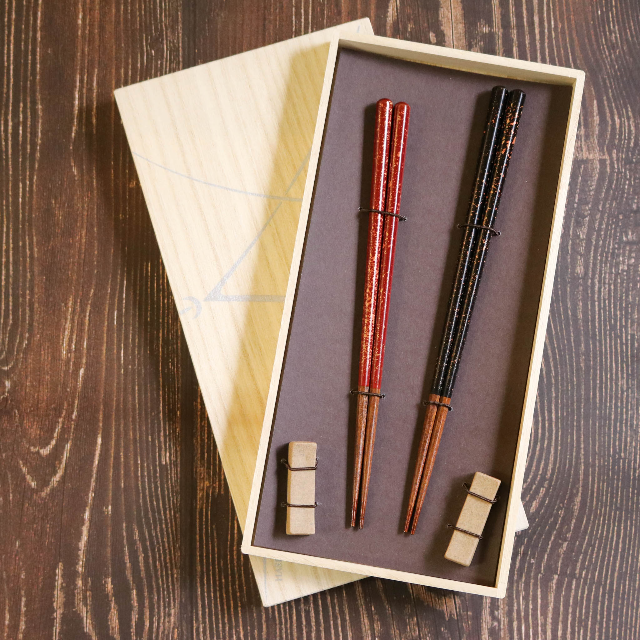 若狭塗 ペア箸 | 八角 桐箱入り 箸置き付 | 金彩 砂岩 | マツ勘