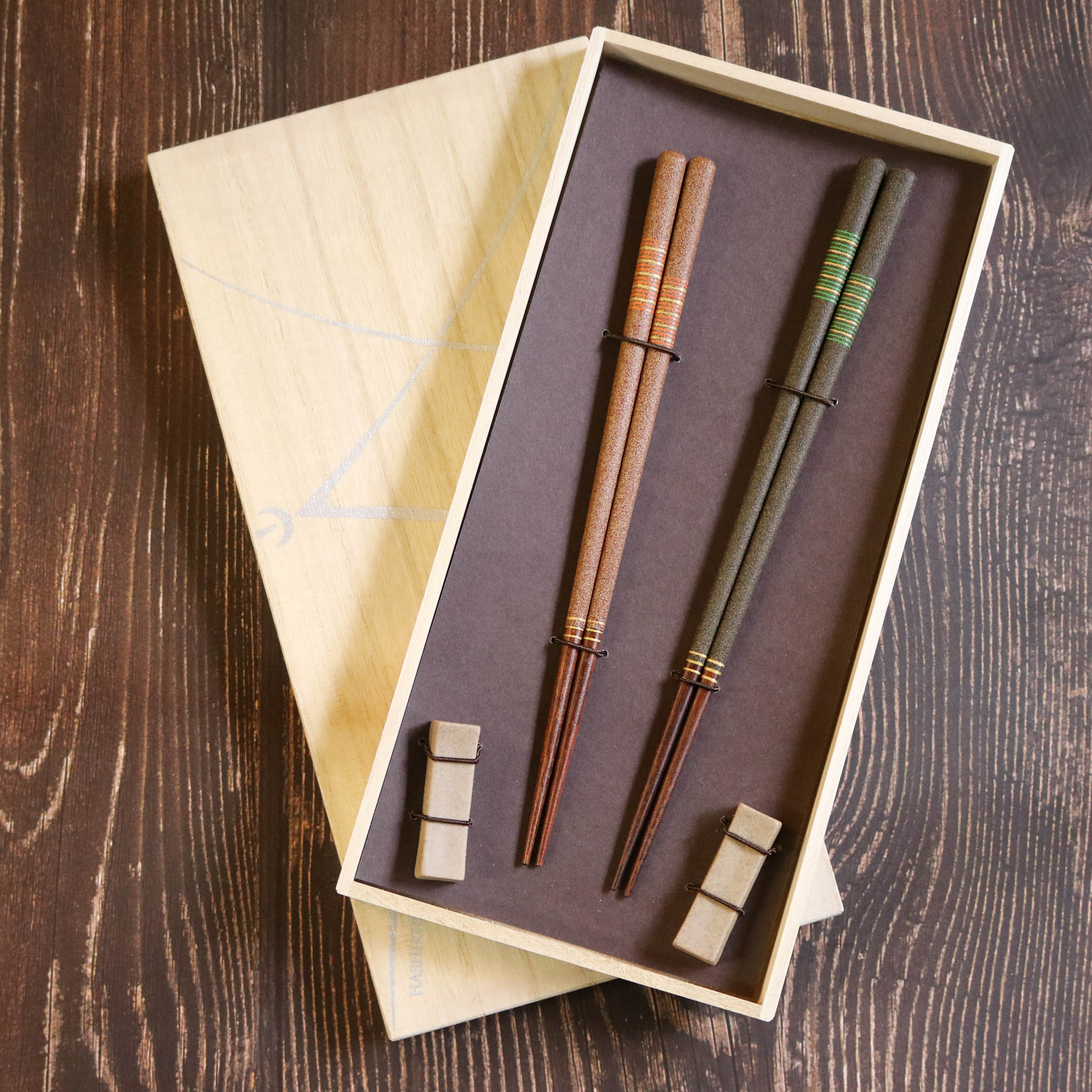 若狭塗 ペア箸 | 市松綴れ 桐箱入り 箸置き付 | 砂岩 | マツ勘