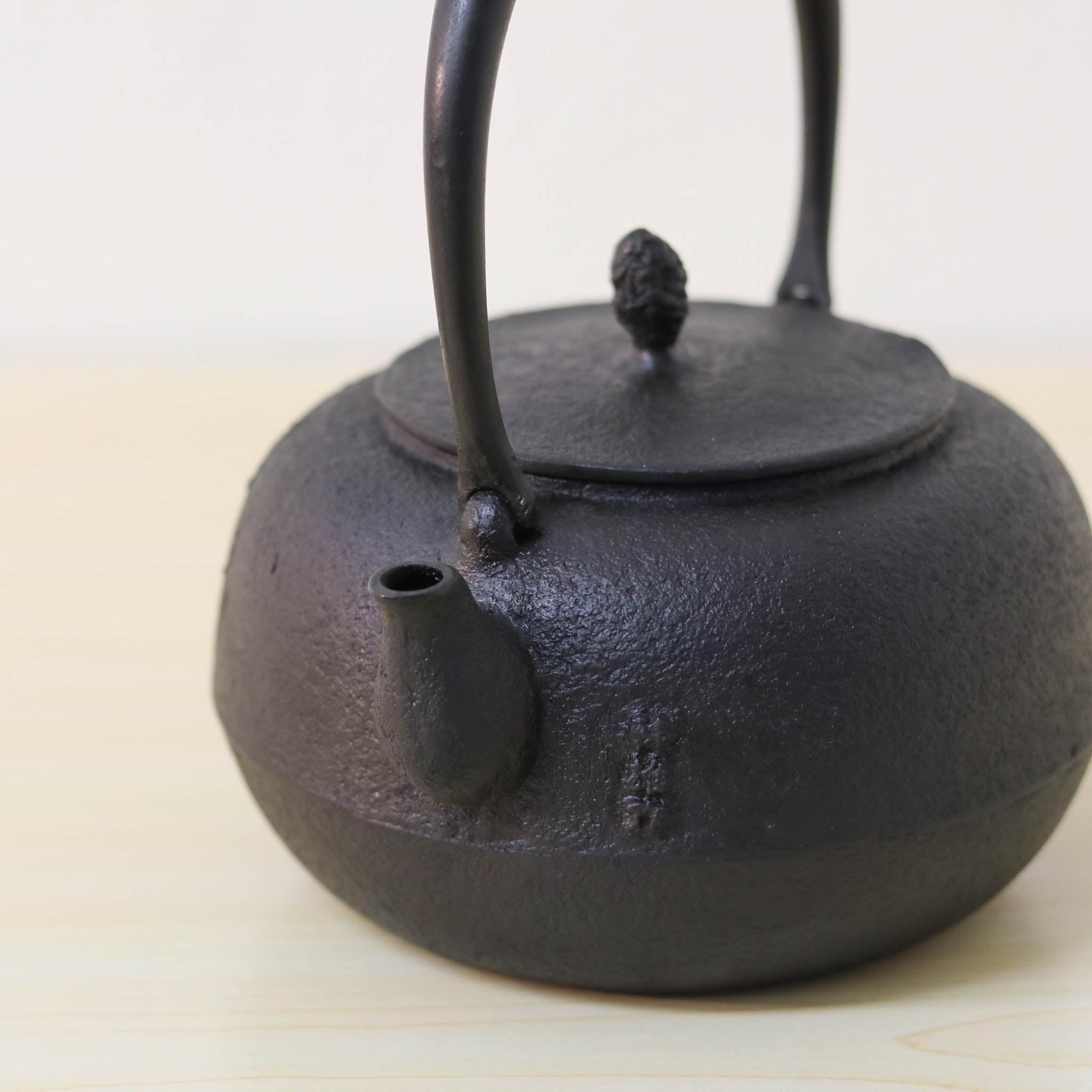 山形鋳物 鉄瓶 | 平丸 梅 | 10号 | あらい工房