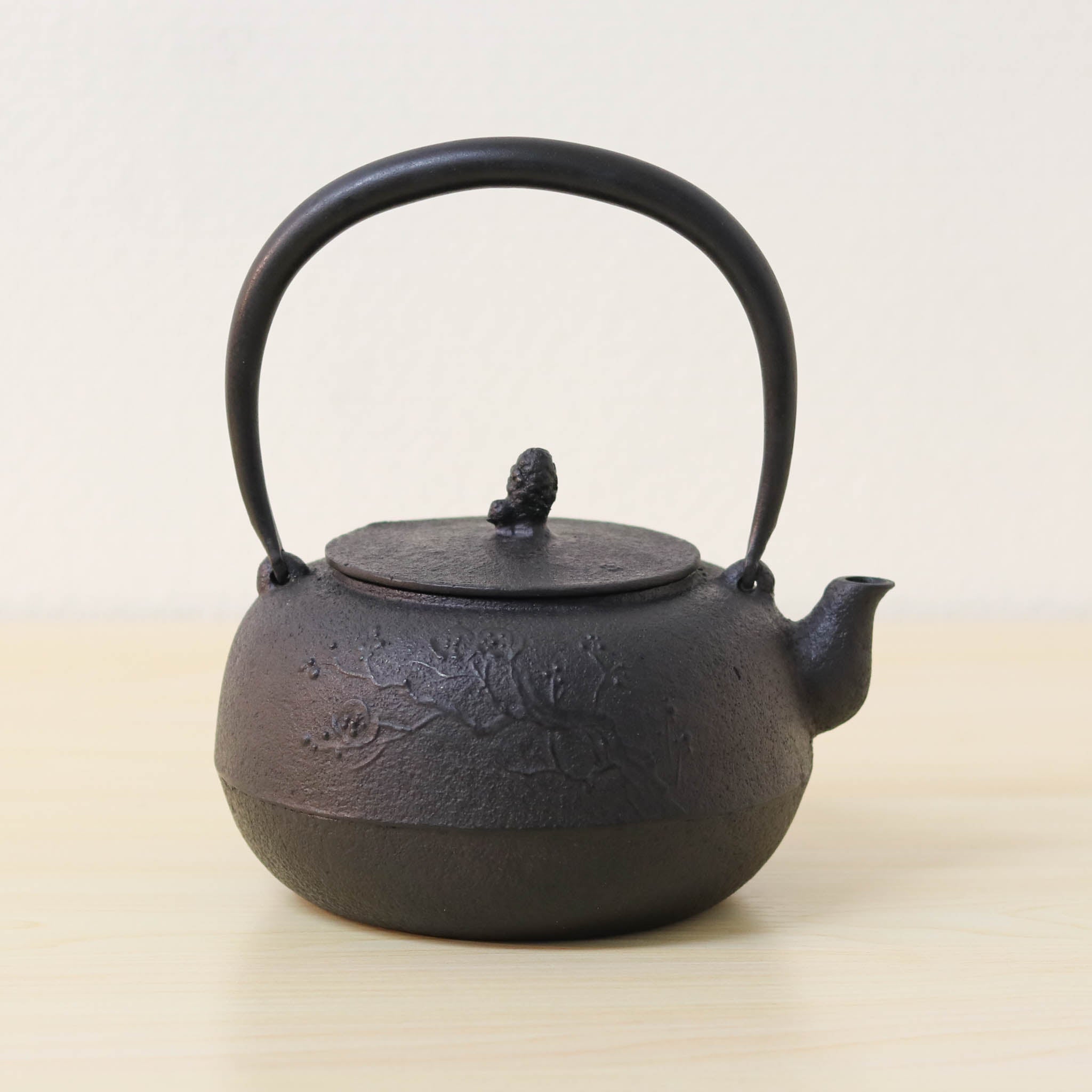 山形鋳物 鉄瓶 | 平丸 梅 | 10号 | あらい工房