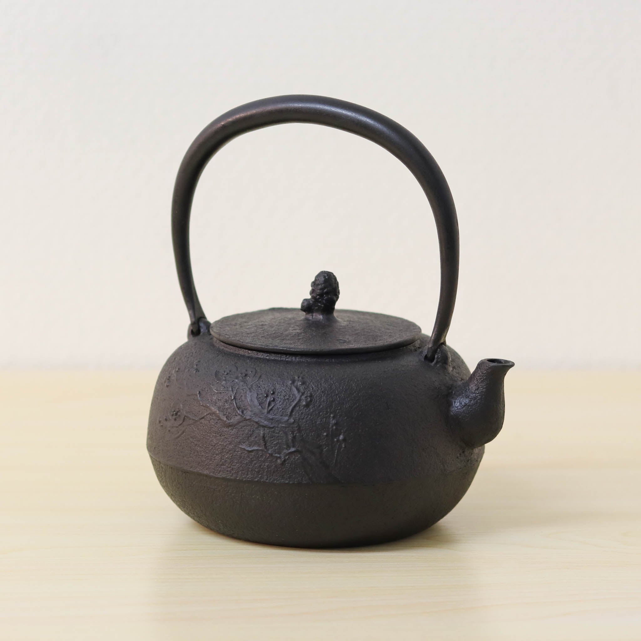 山形鋳物 鉄瓶 | 平丸 梅 | 10号 | あらい工房