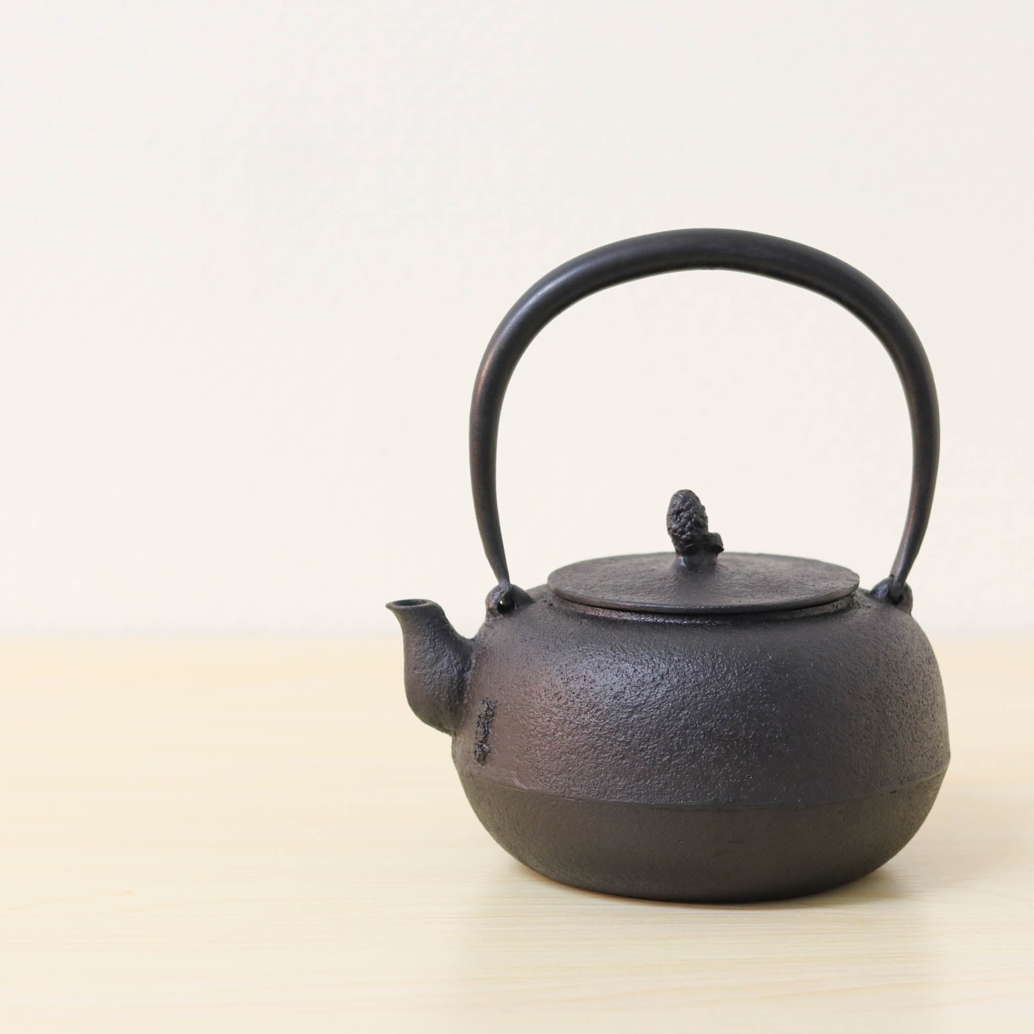 山形鋳物 鉄瓶 | 平丸 梅 | 10号 | あらい工房