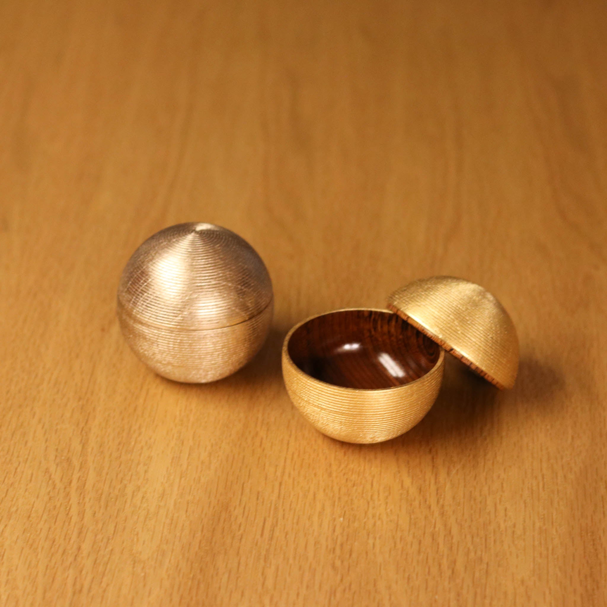 金沢金箔 小物入れ | 千筋 まり型ペア 小 | 永&久 | 箔座