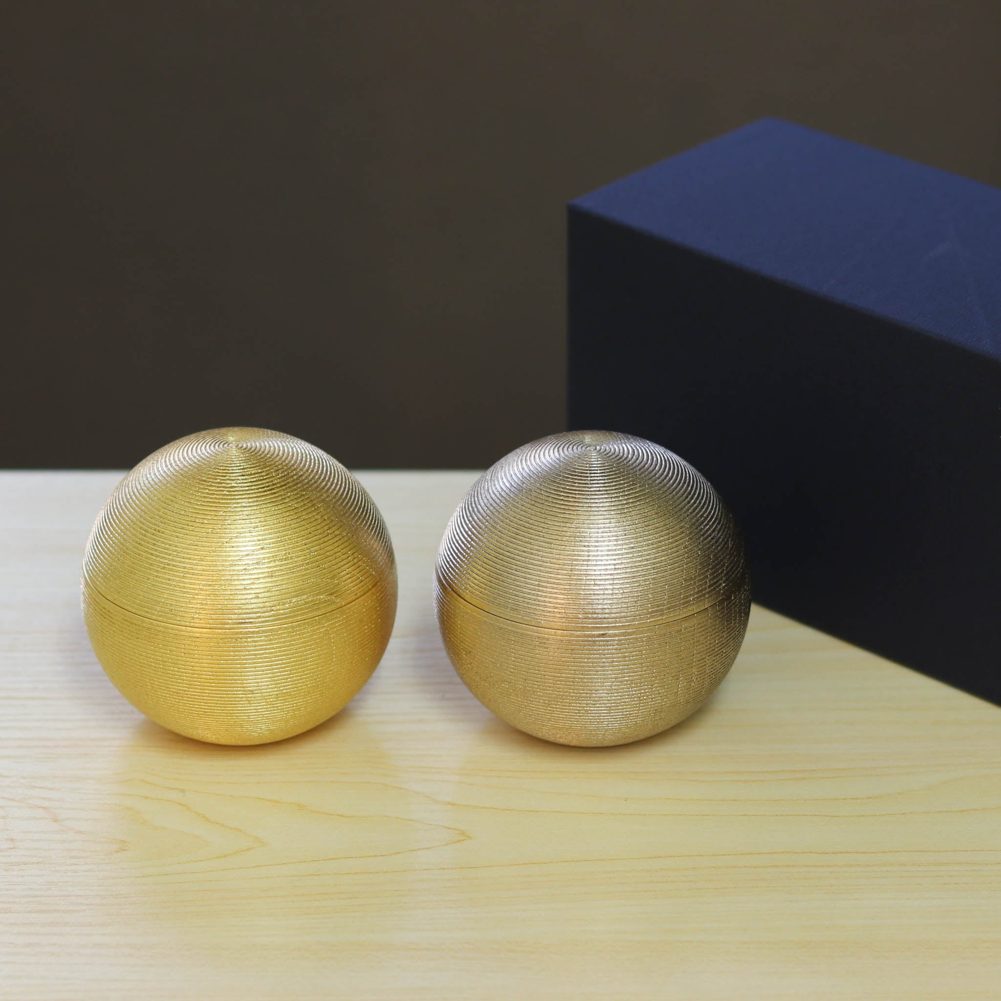 金沢金箔 小物入れ | 千筋 まり型ペア 大 | 永&久 | 箔座
