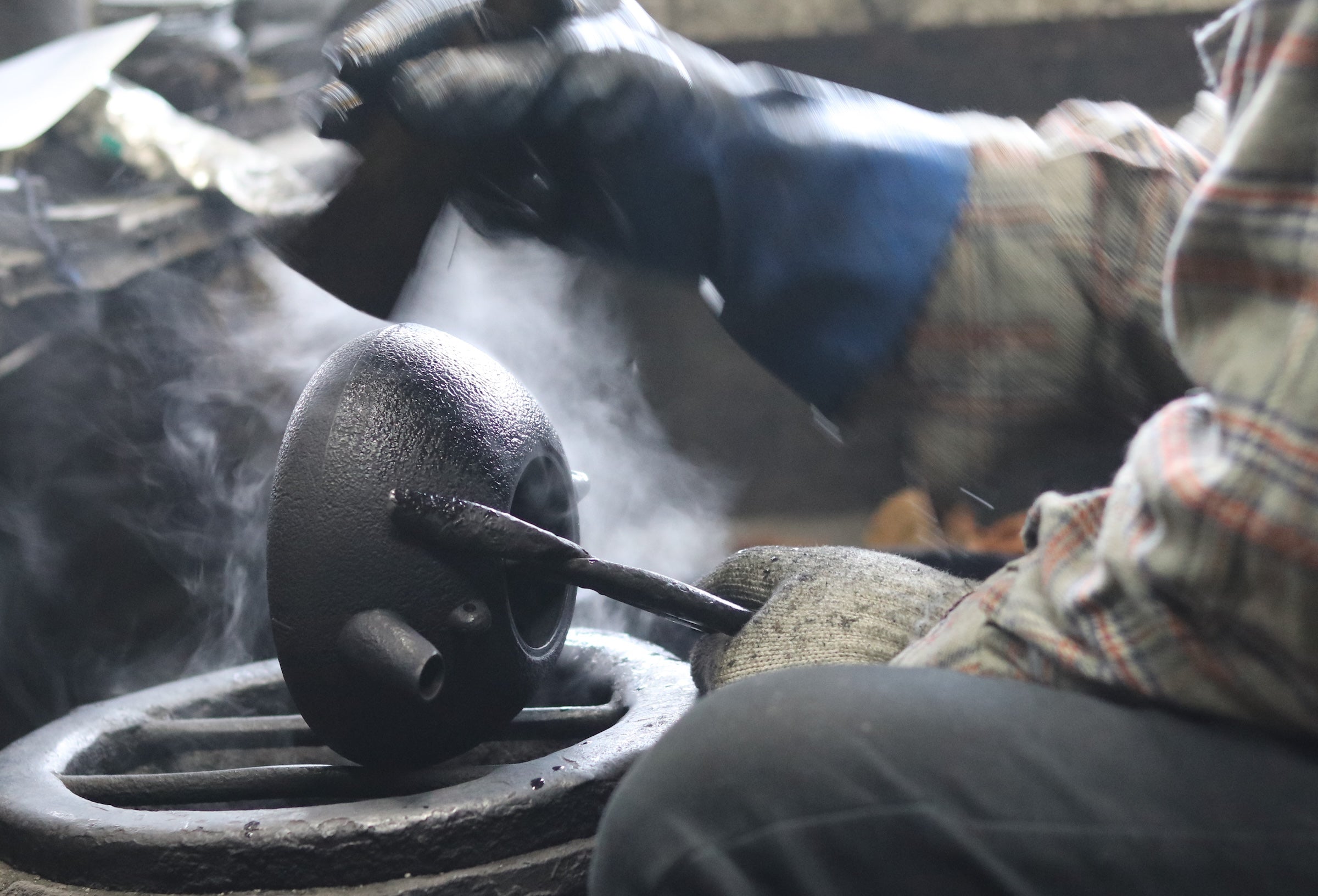 南部鉄器 砂鉄製鉄瓶 | 鉄鉢型 霰 | 1.4L | 薫山工房