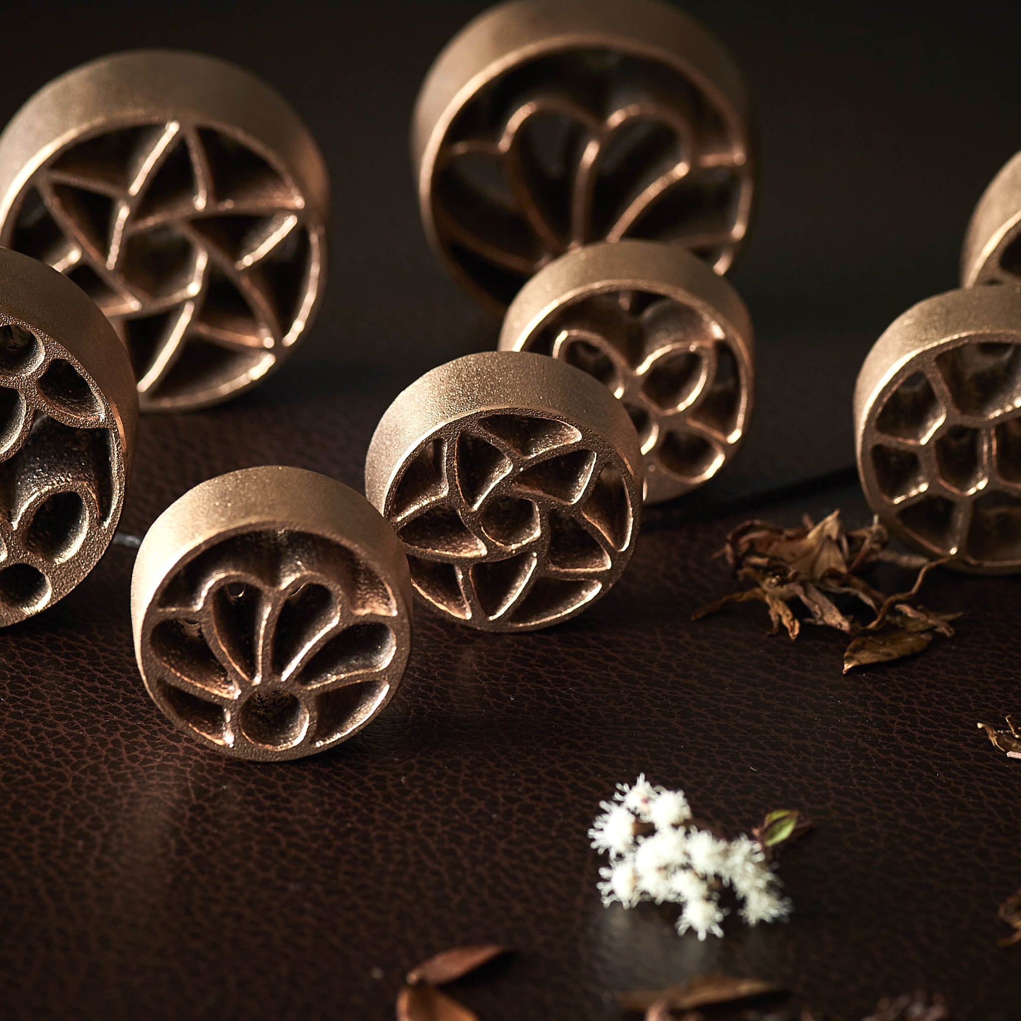 鋳物 剣山・水盤セット | 針のない剣山 Voronoi | Kamahachi plate S・L | 金森合金