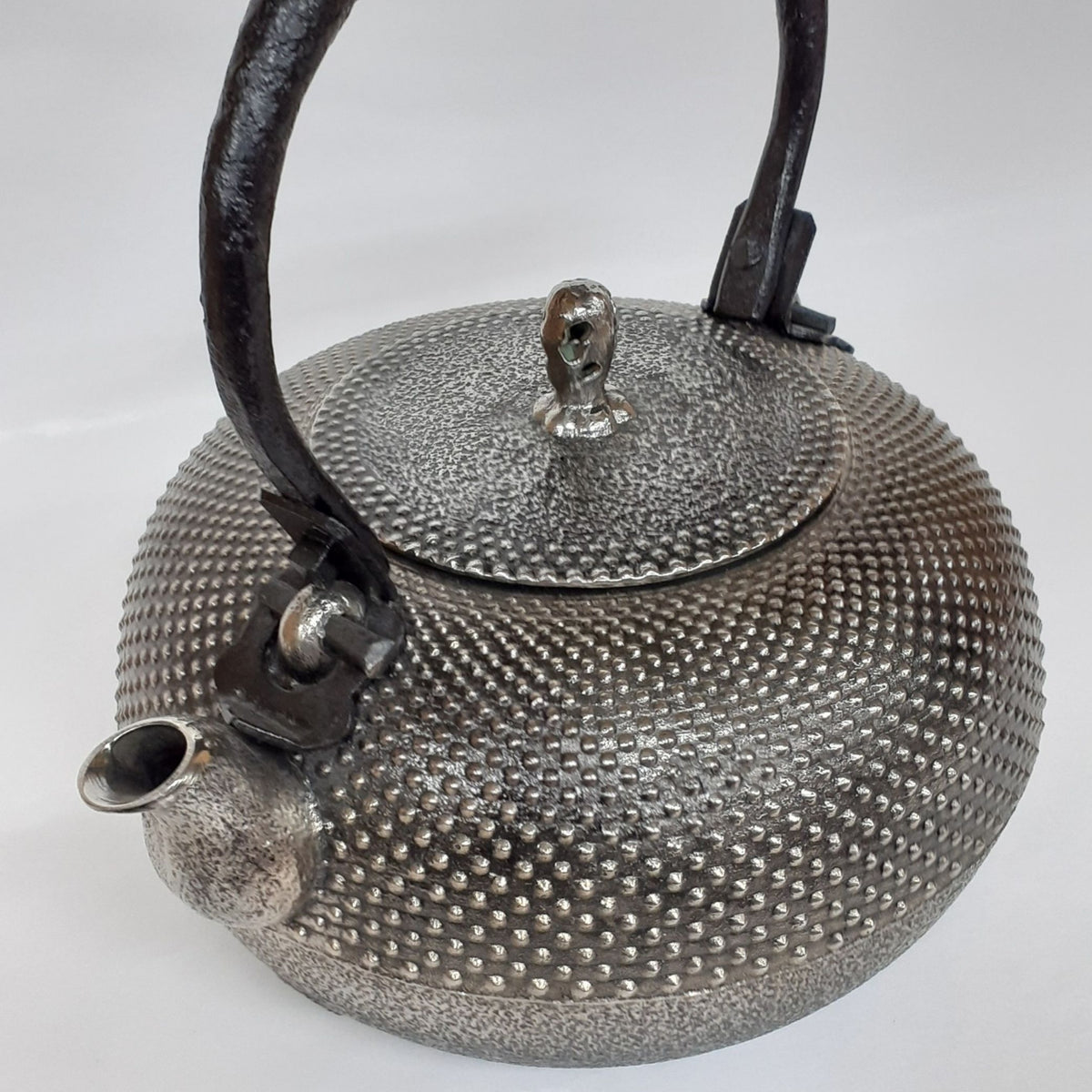 南部鉄器 砂鉄製鉄瓶 | 小丸型 霰 | 1.2L | 薫山工房