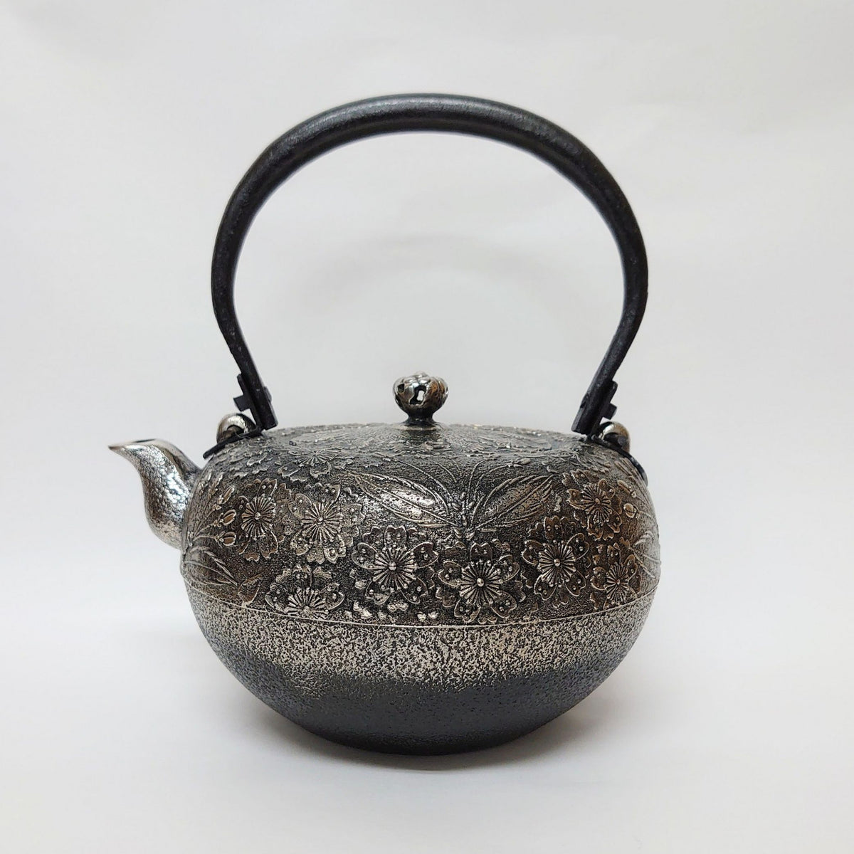 南部鉄器 砂鉄製鉄瓶 | 鉄鉢型 桜 | 1.4L | 薫山工房