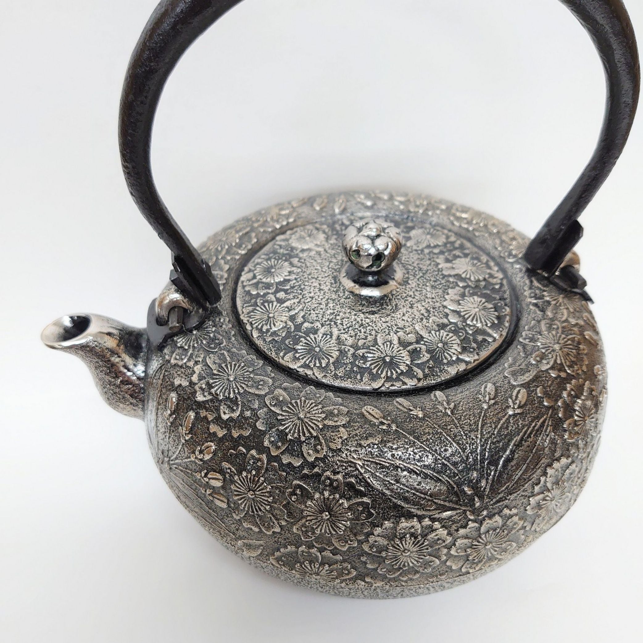 南部鉄器 砂鉄製鉄瓶 | 鉄鉢型 桜 | 1.4L | 薫山工房