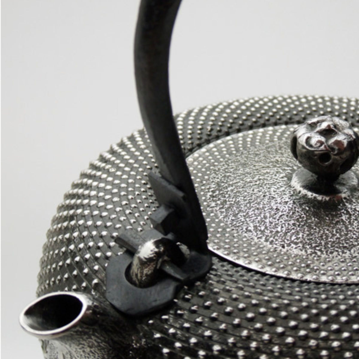 南部鉄器 砂鉄製鉄瓶 | 鉄鉢型 霰 | 0.9L | 薫山工房