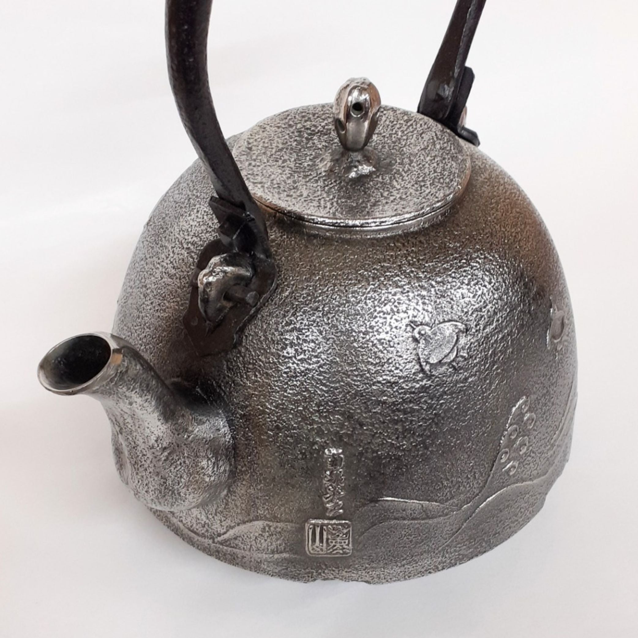 南部鉄器 砂鉄製鉄瓶 | 南部型 波千鳥 | 1L | 薫山工房