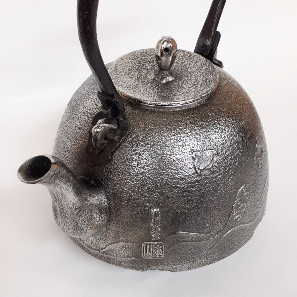 南部鉄器 砂鉄製鉄瓶 | 南部型 波千鳥 | 1L | 薫山工房