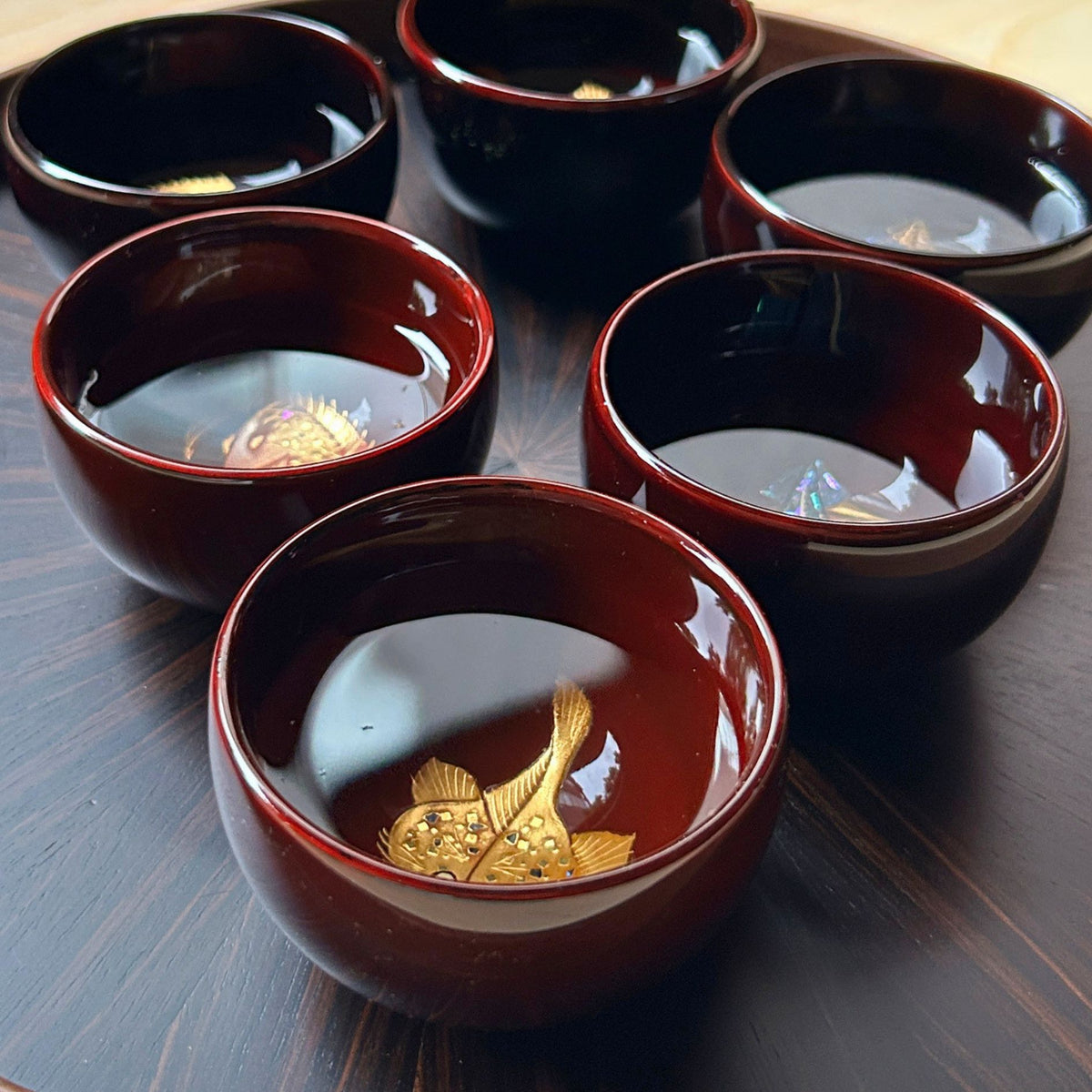 輪島塗 ぐい呑み | あんこう 蒔絵 | 丸型 朱溜 | 八井漆器本店