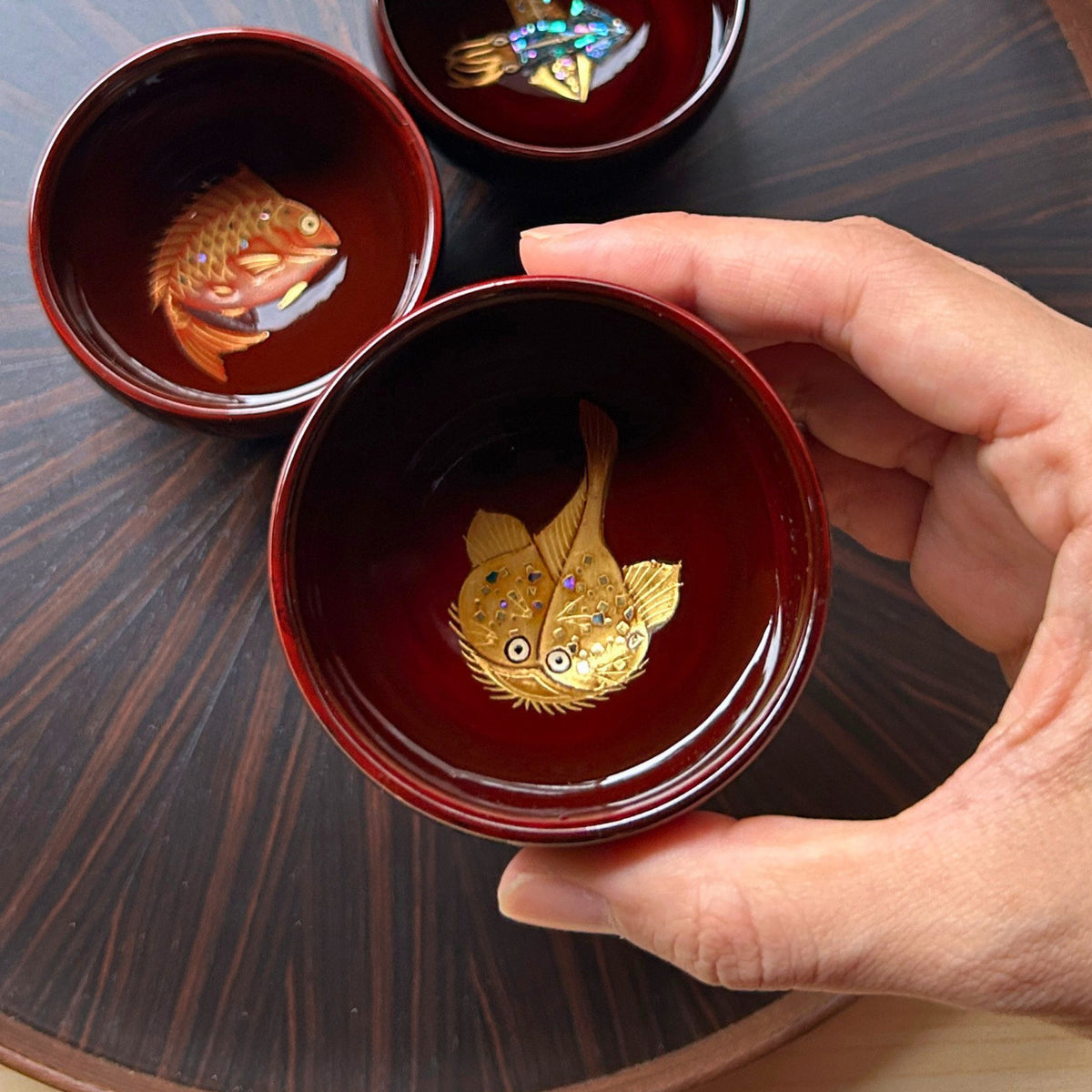 輪島塗 ぐい呑み | あんこう 蒔絵 | 丸型 朱溜 | 八井漆器本店