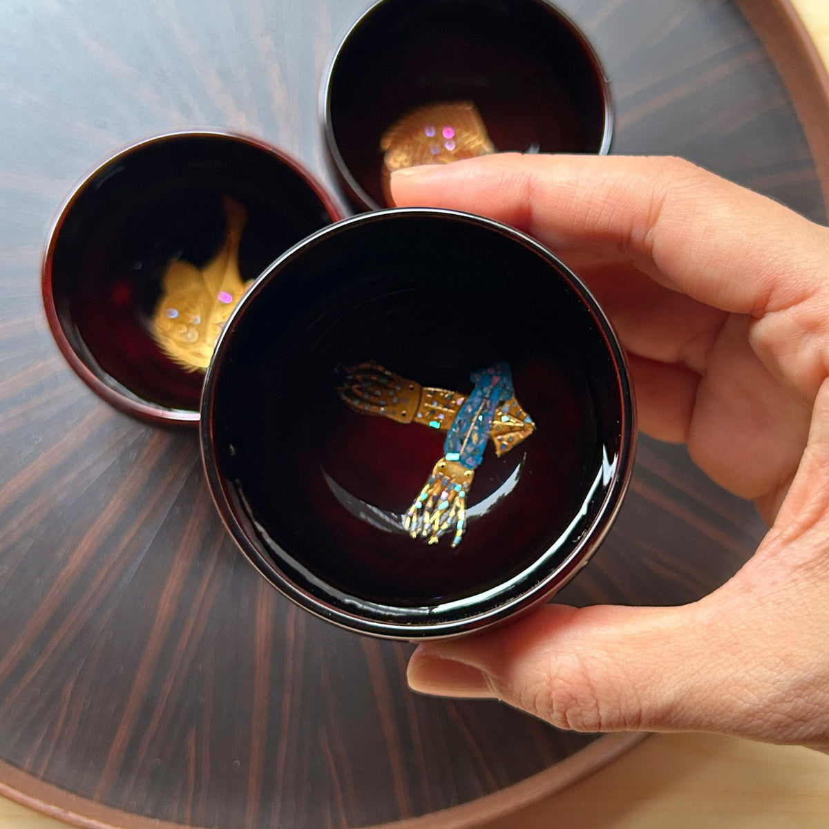 輪島塗 ぐい呑み | ほたるいか 蒔絵 | 丸型 黒溜 | 八井漆器本店
