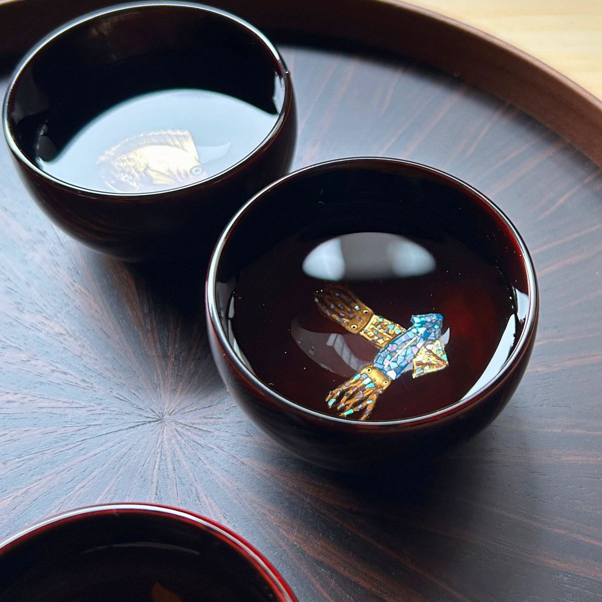 輪島塗 ぐい呑み | ほたるいか 蒔絵 | 丸型 黒溜 | 八井漆器本店
