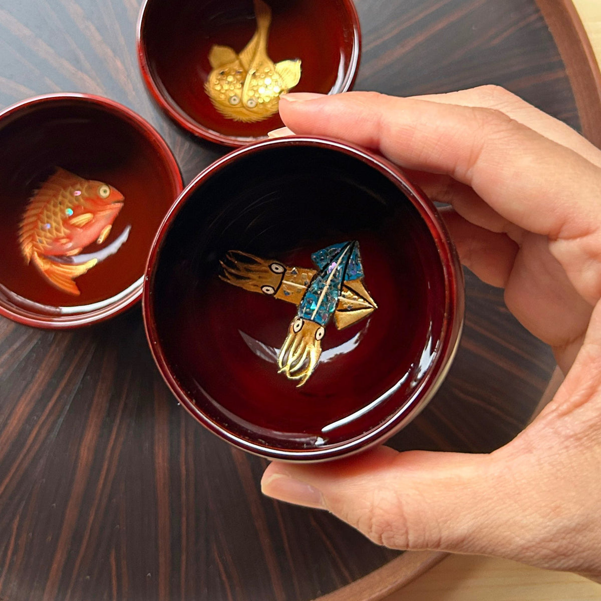 輪島塗 ぐい呑み | ほたるいか 蒔絵 | 丸型 朱溜 | 八井漆器本店