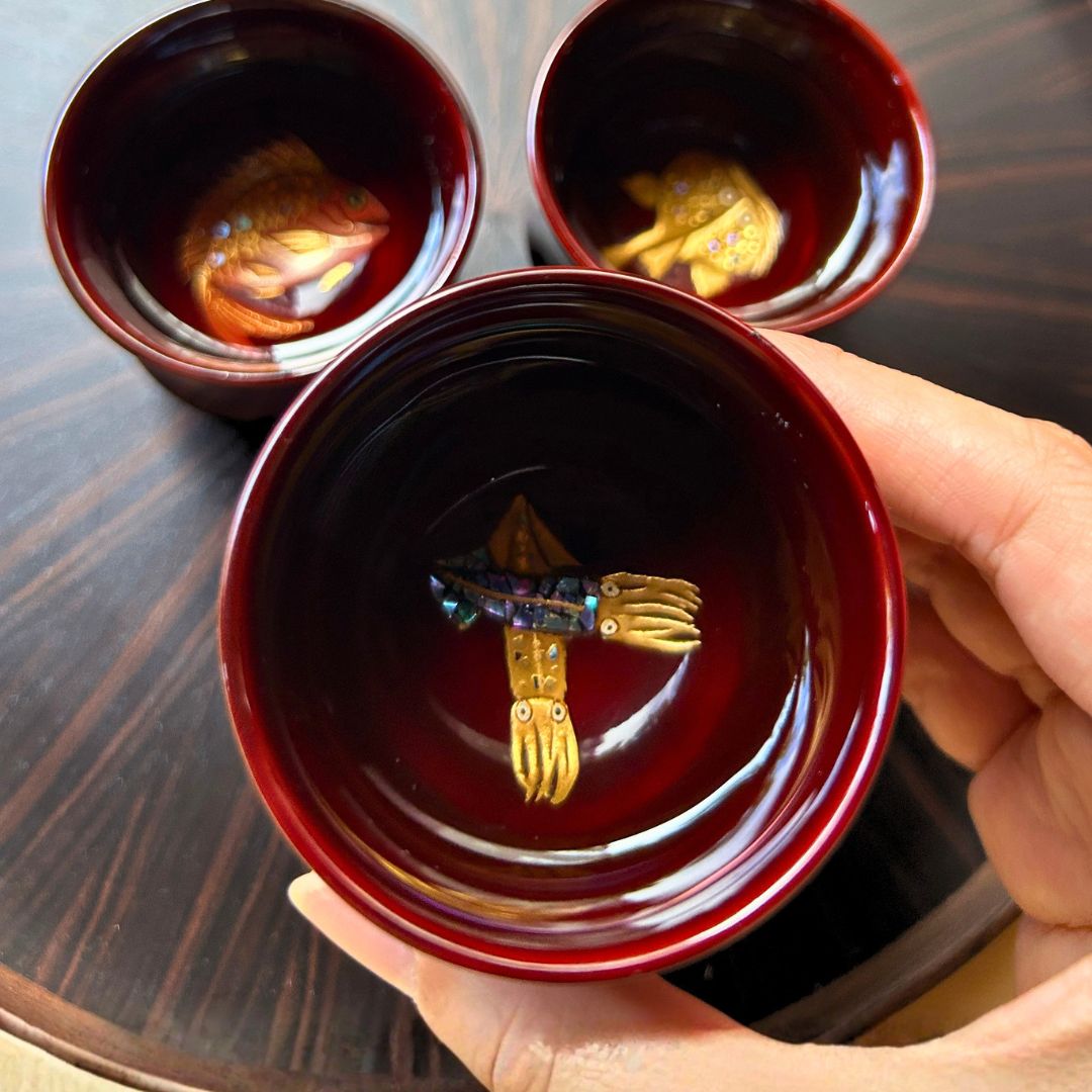 輪島塗 ぐい呑み | ほたるいか | 蒔絵 朱溜 | 八井漆器本店