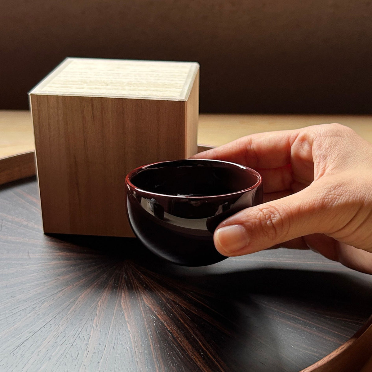 輪島塗 ぐい呑み | 鯛 蒔絵 | 丸型 黒溜 | 八井漆器本店