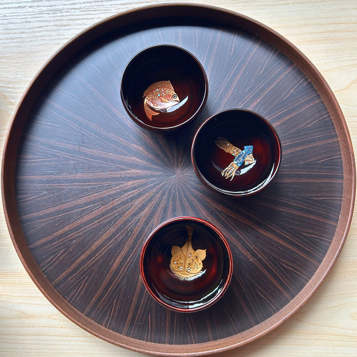 輪島塗 ぐい呑み | 鯛 蒔絵 | 丸型 黒溜 | 八井漆器本店