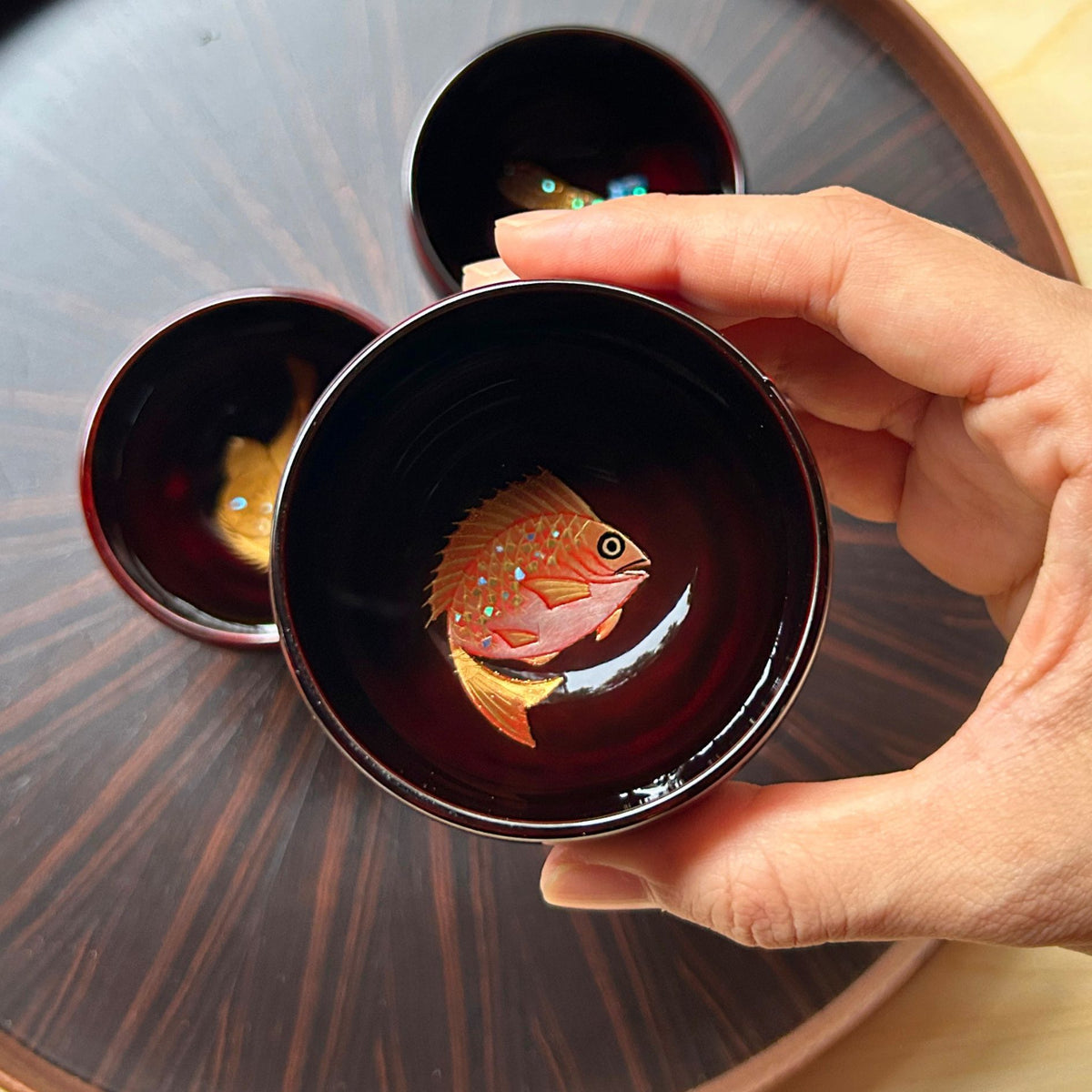 輪島塗 ぐい呑み | 鯛 蒔絵 | 丸型 黒溜 | 八井漆器本店