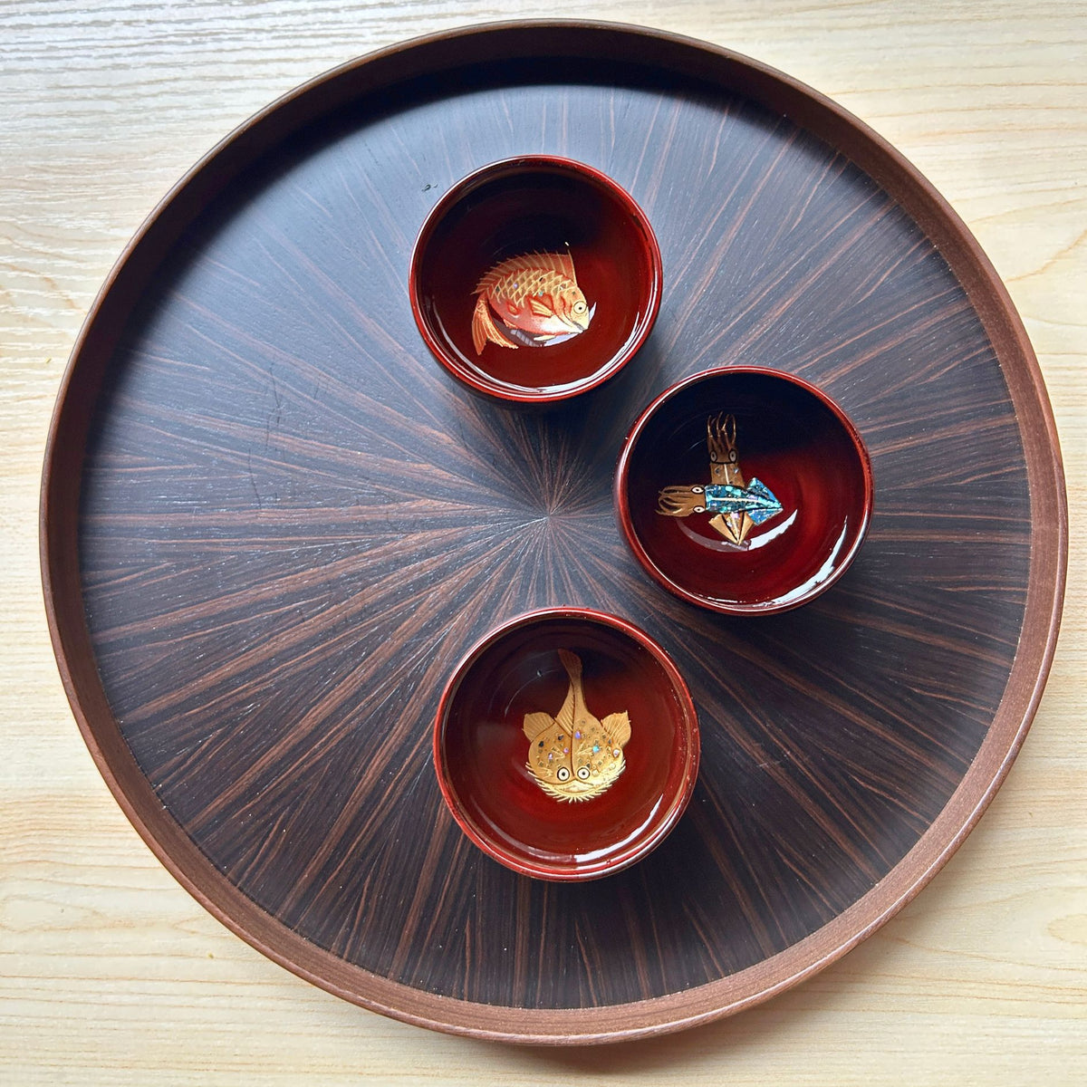 輪島塗 ぐい呑み | あんこう 蒔絵 | 丸型 朱溜 | 八井漆器本店