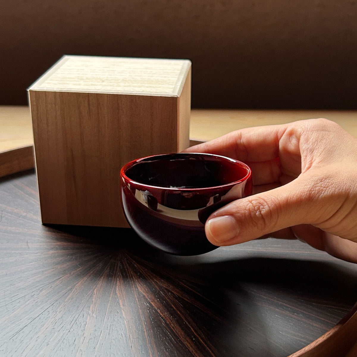 輪島塗 ぐい呑み | あんこう 蒔絵 | 丸型 朱溜 | 八井漆器本店